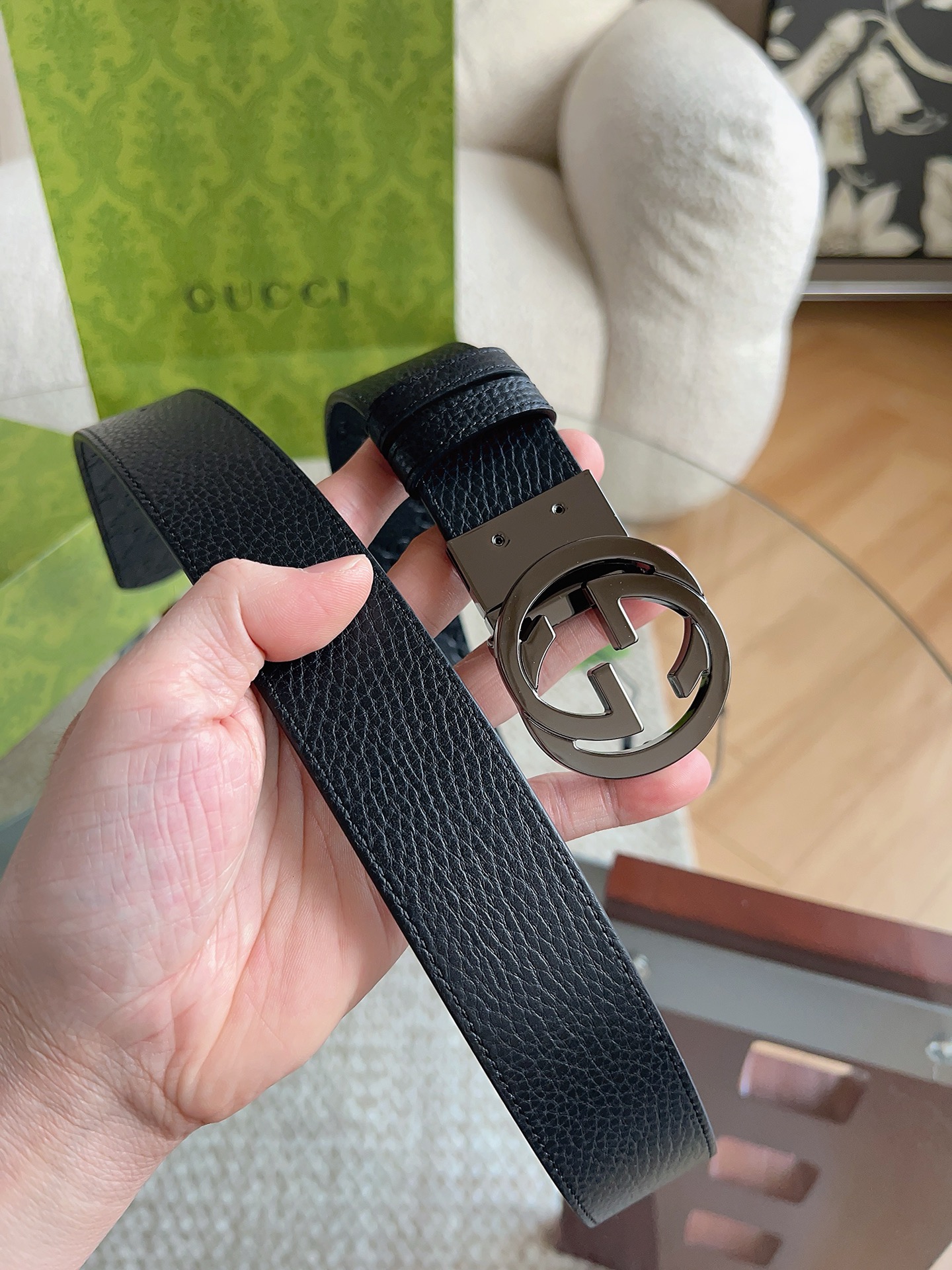 GUCCI 新款 荔枝纹经典压花腰带。配饰继续引领Gucci全新系列的潮流，以独具匠心的丰富细节和实用功