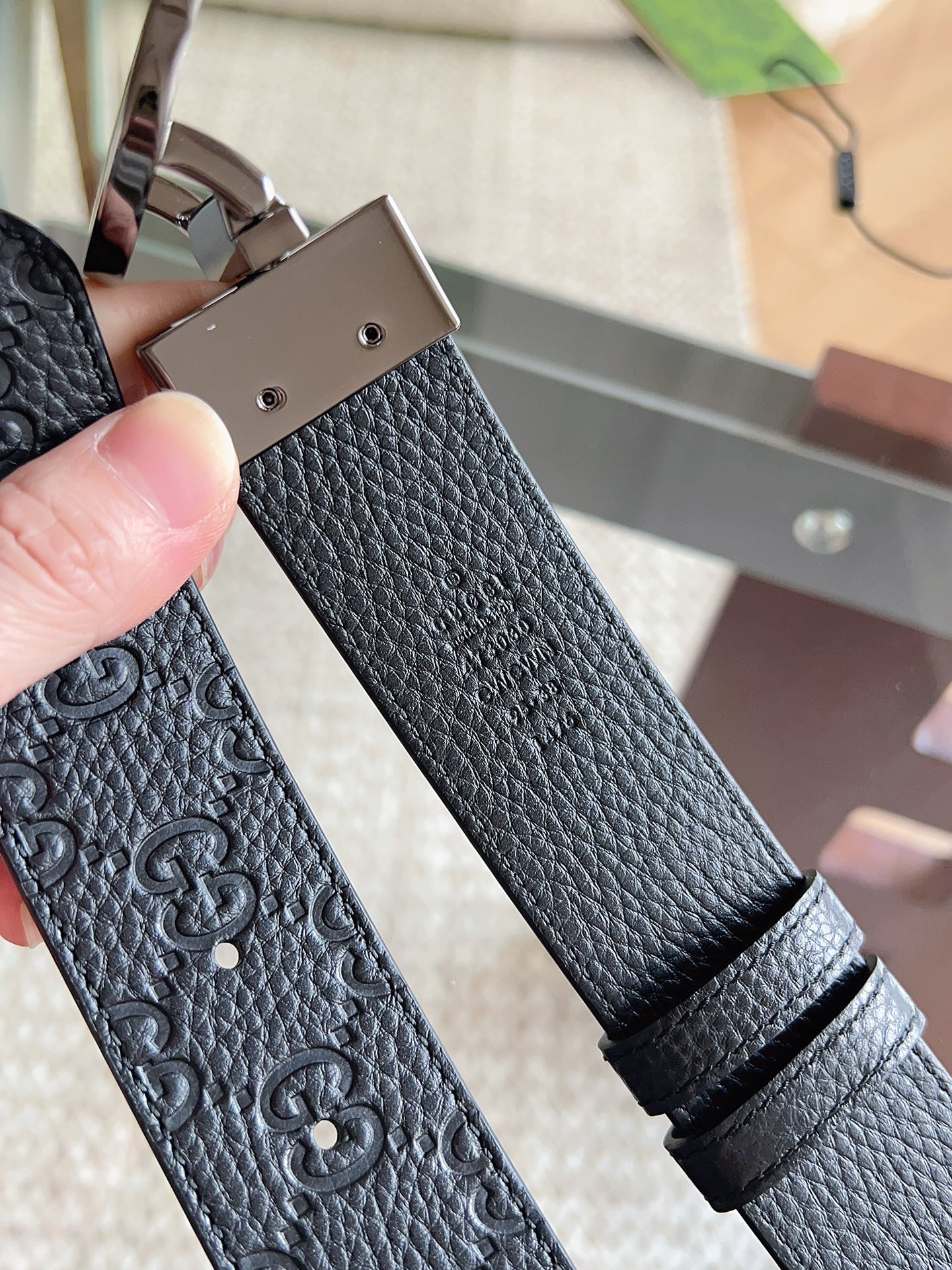 GUCCI 新款 荔枝纹经典压花腰带。配饰继续引领Gucci全新系列的潮流，以独具匠心的丰富细节和实用功