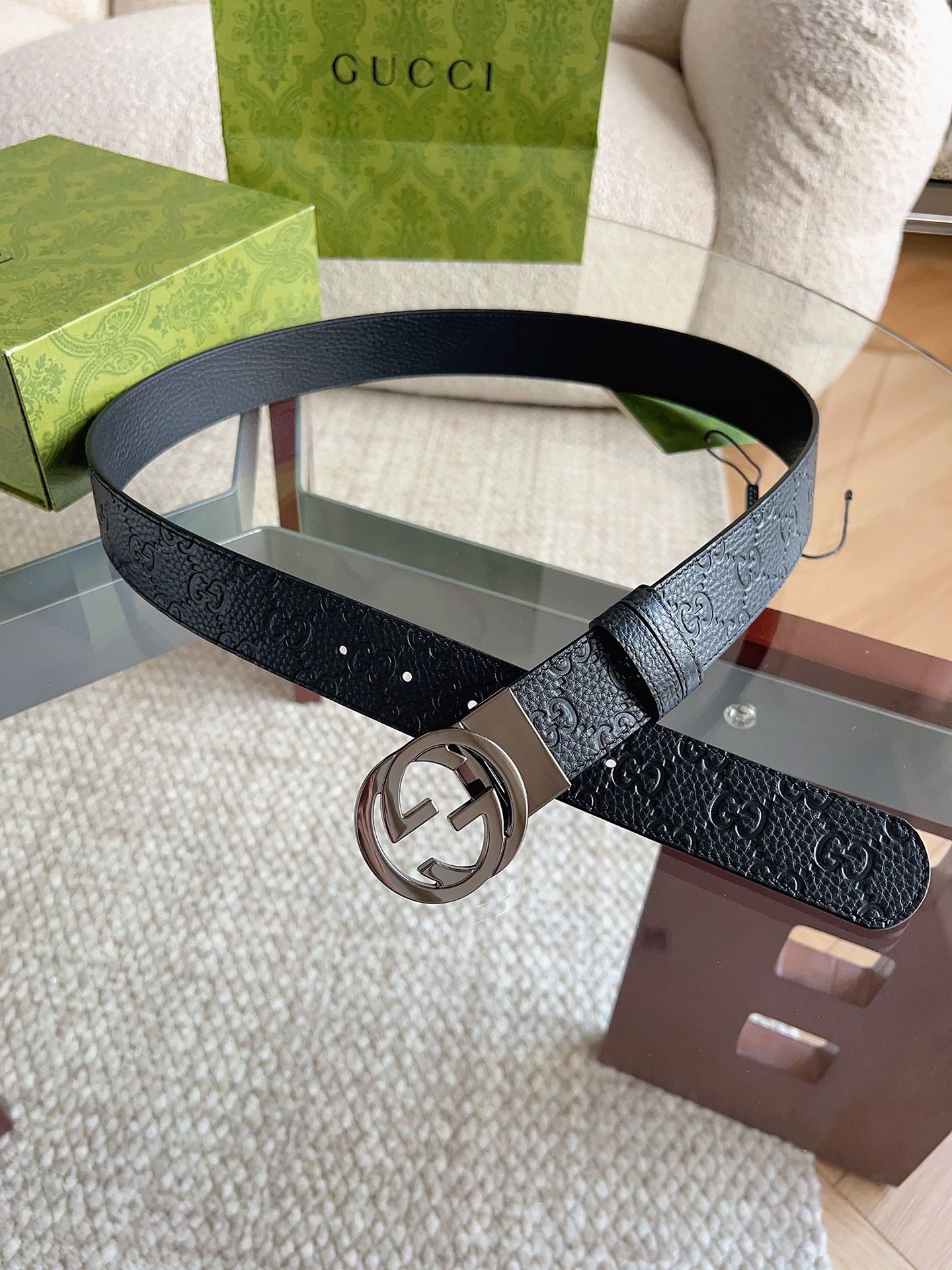 GUCCI 新款 荔枝纹经典压花腰带。配饰继续引领Gucci全新系列的潮流，以独具匠心的丰富细节和实用功