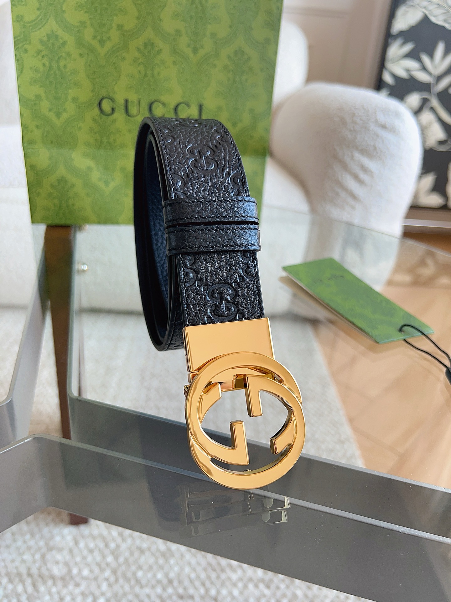 GUCCI 新款 荔枝纹经典压花腰带。配饰继续引领Gucci全新系列的潮流，以独具匠心的丰富细节和实用功