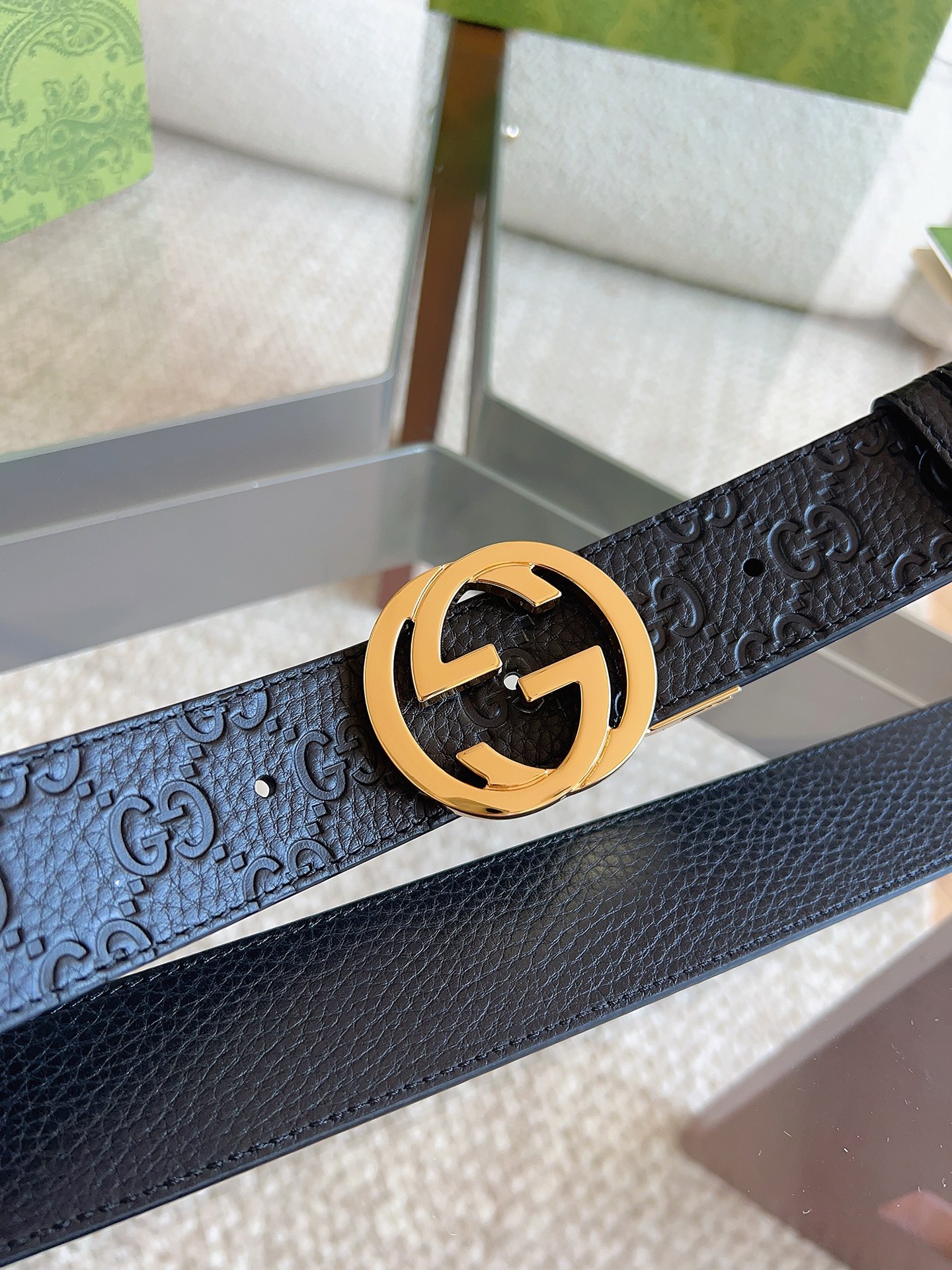 GUCCI 新款 荔枝纹经典压花腰带。配饰继续引领Gucci全新系列的潮流，以独具匠心的丰富细节和实用功