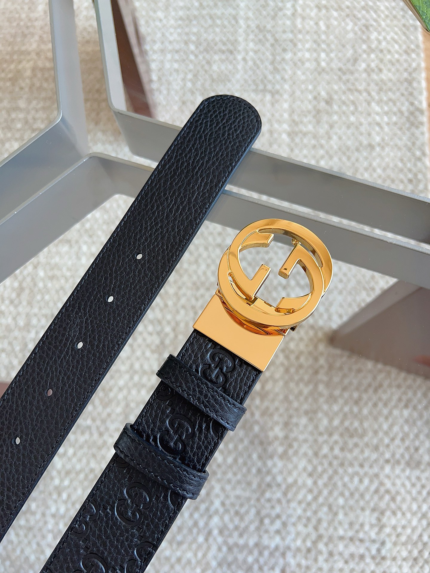 GUCCI 新款 荔枝纹经典压花腰带。配饰继续引领Gucci全新系列的潮流，以独具匠心的丰富细节和实用功