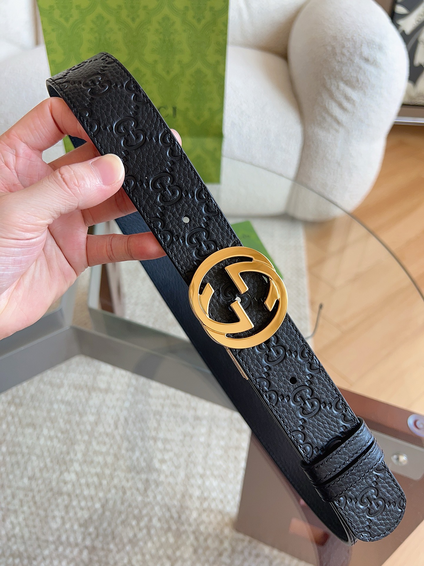 GUCCI 新款 荔枝纹经典压花腰带。配饰继续引领Gucci全新系列的潮流，以独具匠心的丰富细节和实用功