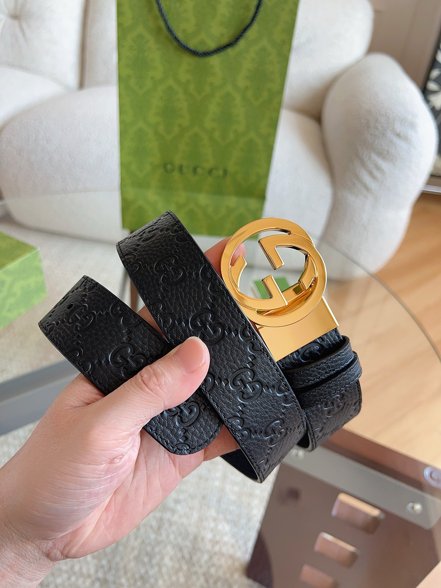 GUCCI 新款 荔枝纹经典压花腰带。配饰继续引领Gucci全新系列的潮流，以独具匠心的丰富细节和实用功