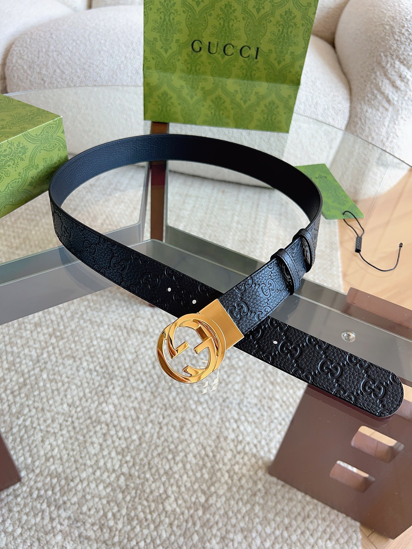 GUCCI 新款 荔枝纹经典压花腰带。配饰继续引领Gucci全新系列的潮流，以独具匠心的丰富细节和实用功