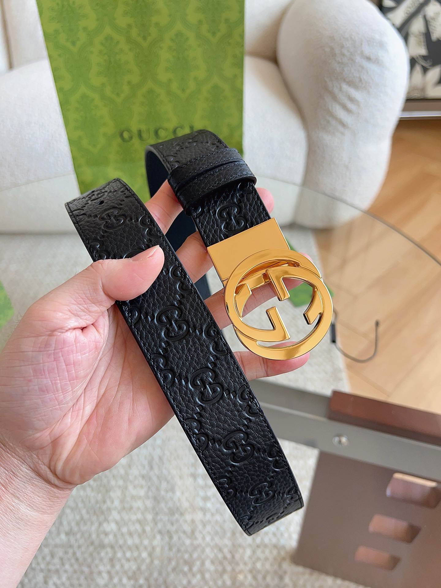 GUCCI 新款 荔枝纹经典压花腰带。配饰继续引领Gucci全新系列的潮流，以独具匠心的丰富细节和实用功