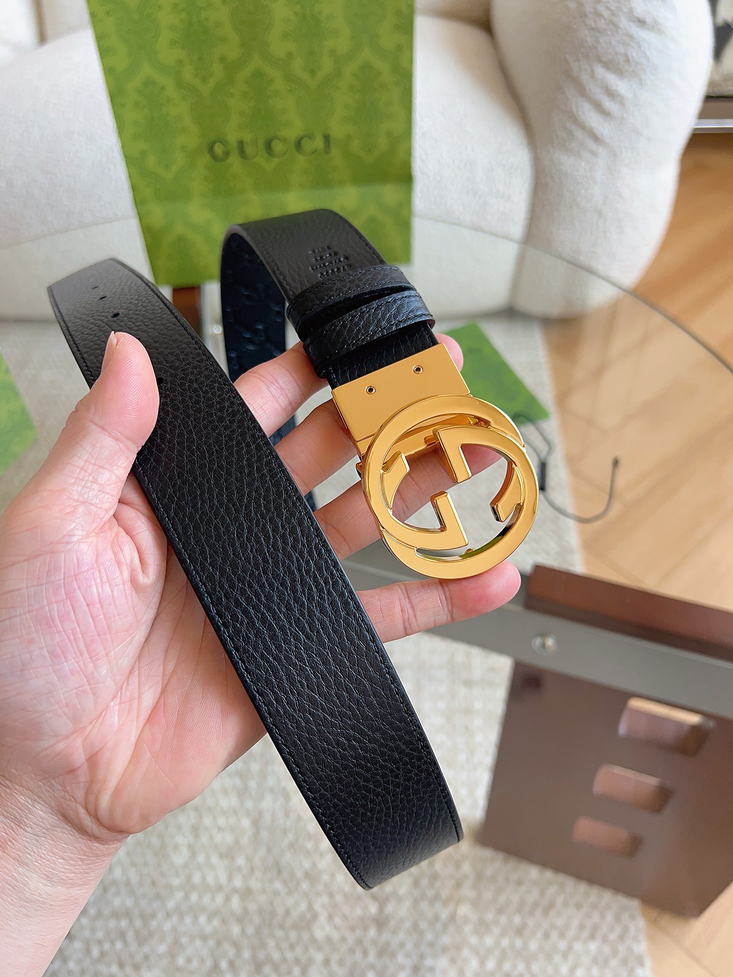 GUCCI 新款 荔枝纹经典压花腰带。配饰继续引领Gucci全新系列的潮流，以独具匠心的丰富细节和实用功