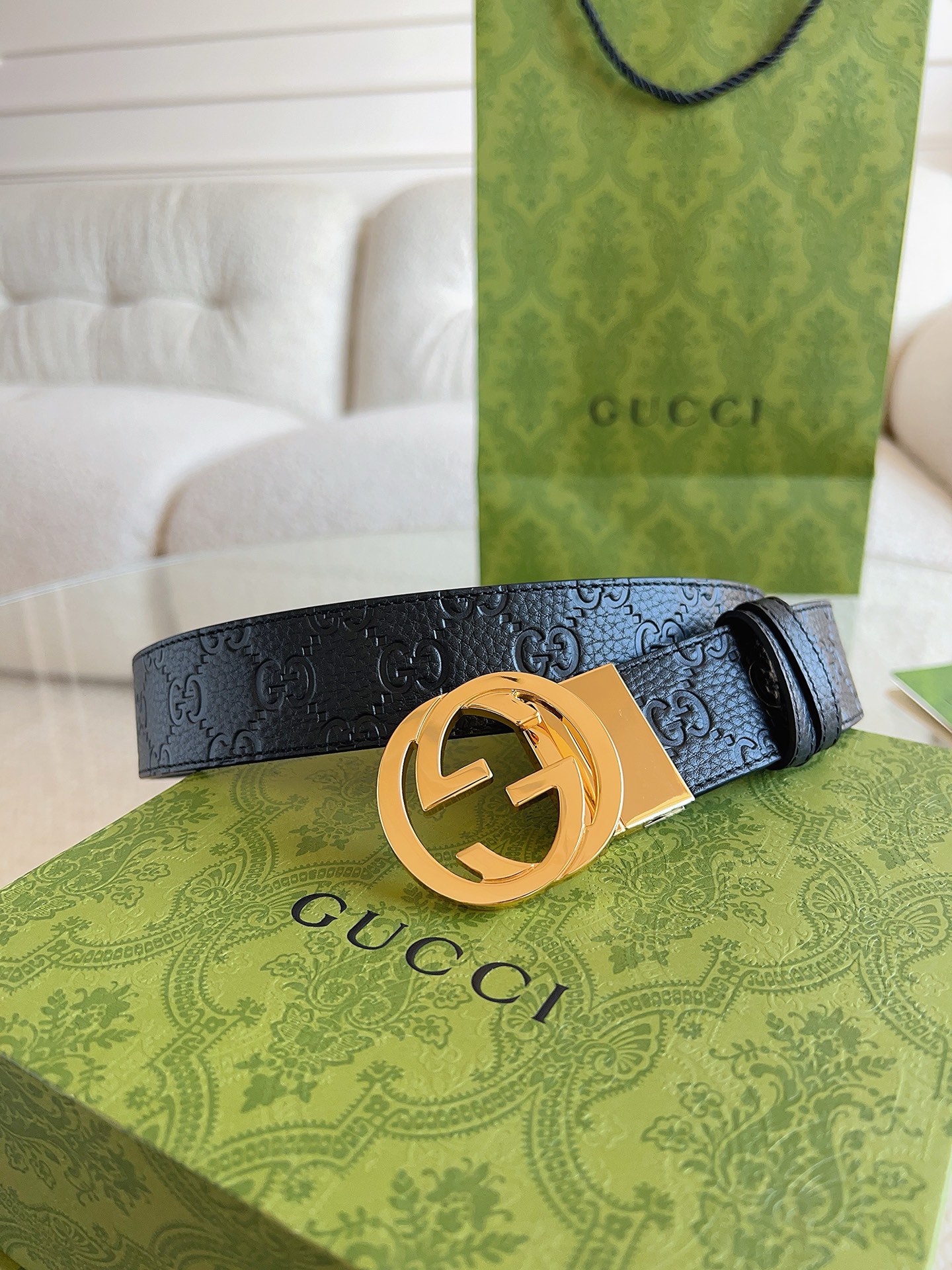 GUCCI 新款 荔枝纹经典压花腰带。配饰继续引领Gucci全新系列的潮流，以独具匠心的丰富细节和实用功