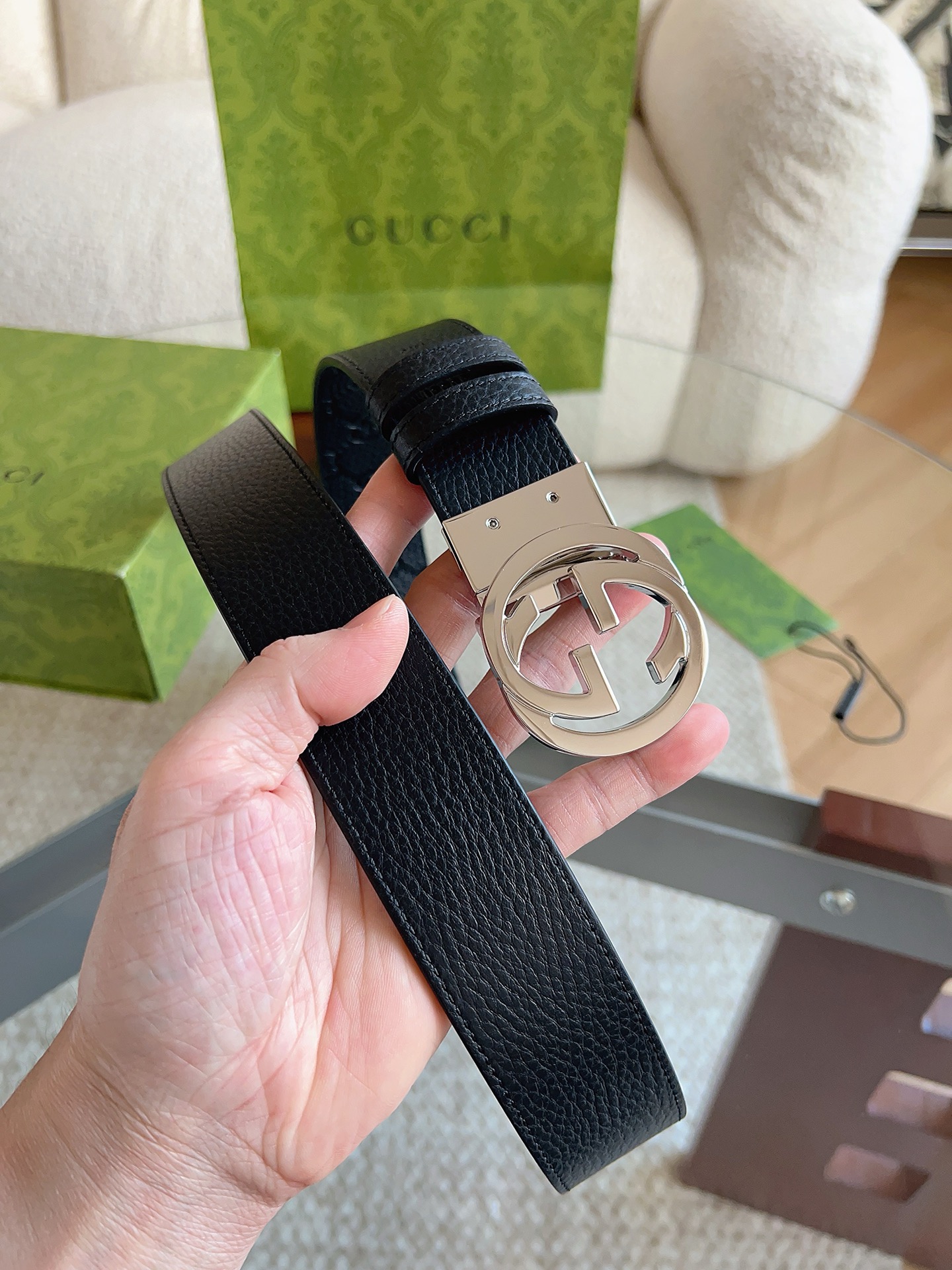 GUCCI 新款 荔枝纹经典压花腰带。配饰继续引领Gucci全新系列的潮流，以独具匠心的丰富细节和实用功