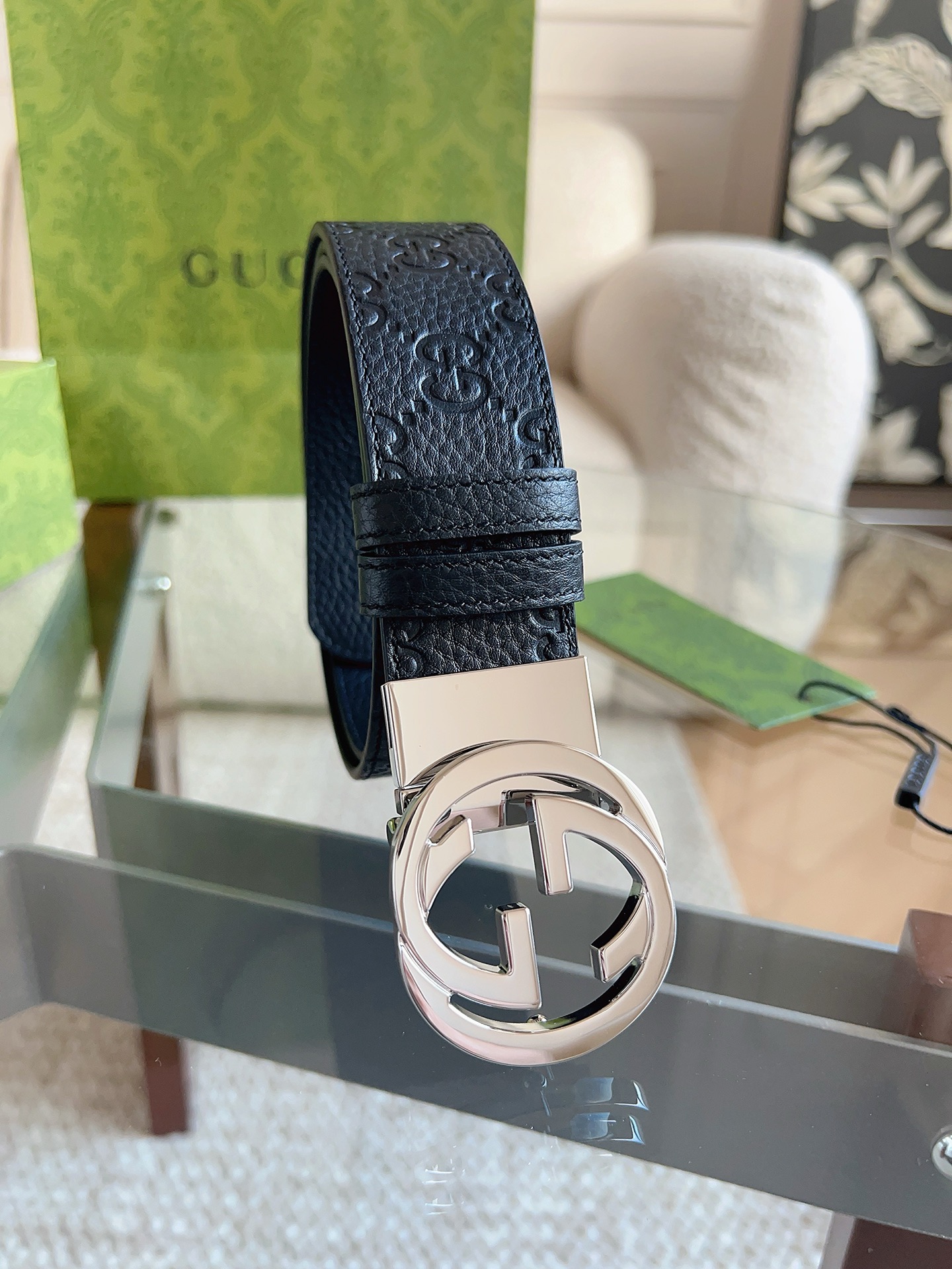 GUCCI 新款 荔枝纹经典压花腰带。配饰继续引领Gucci全新系列的潮流，以独具匠心的丰富细节和实用功