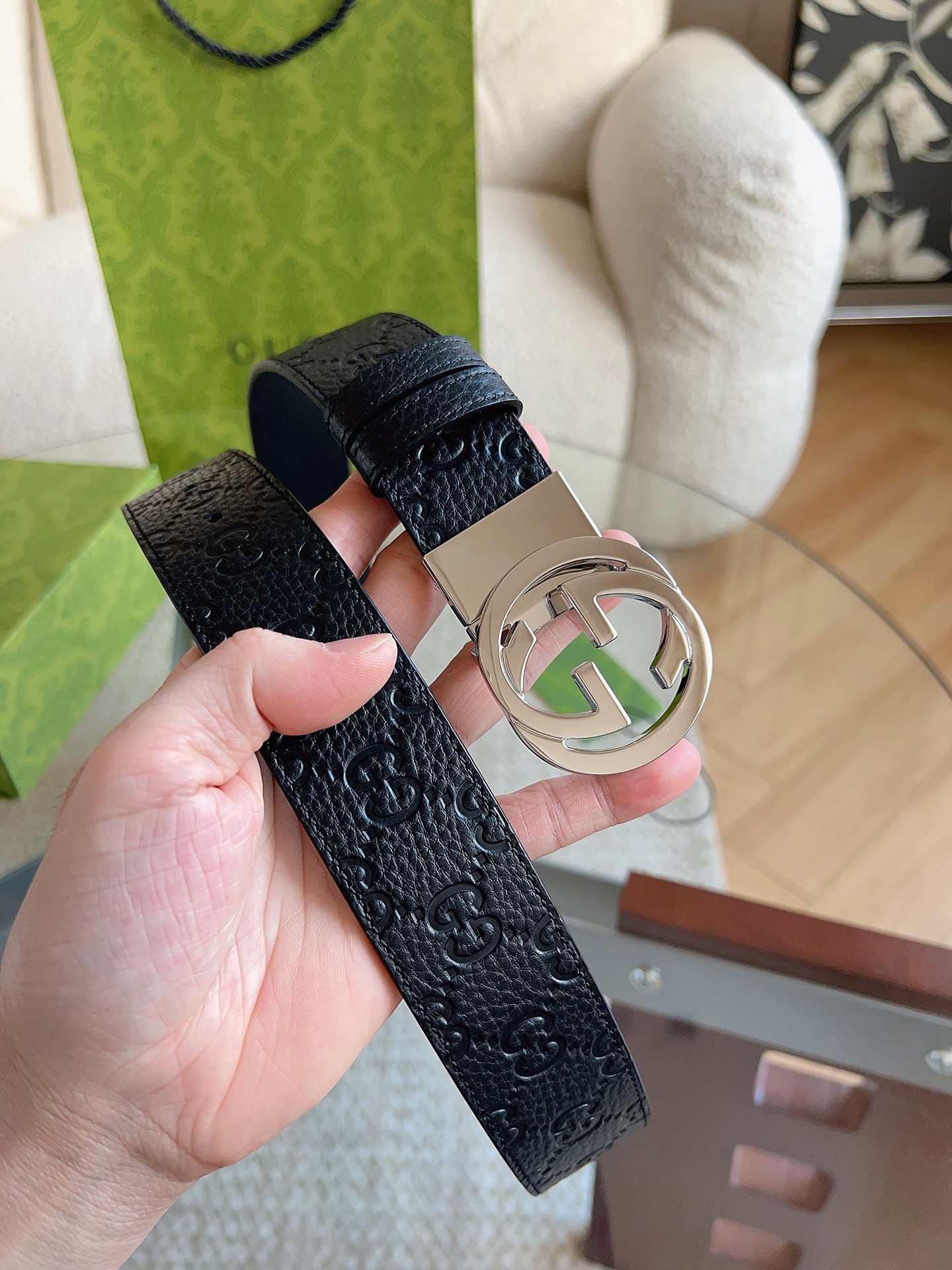 GUCCI 新款 荔枝纹经典压花腰带。配饰继续引领Gucci全新系列的潮流，以独具匠心的丰富细节和实用功