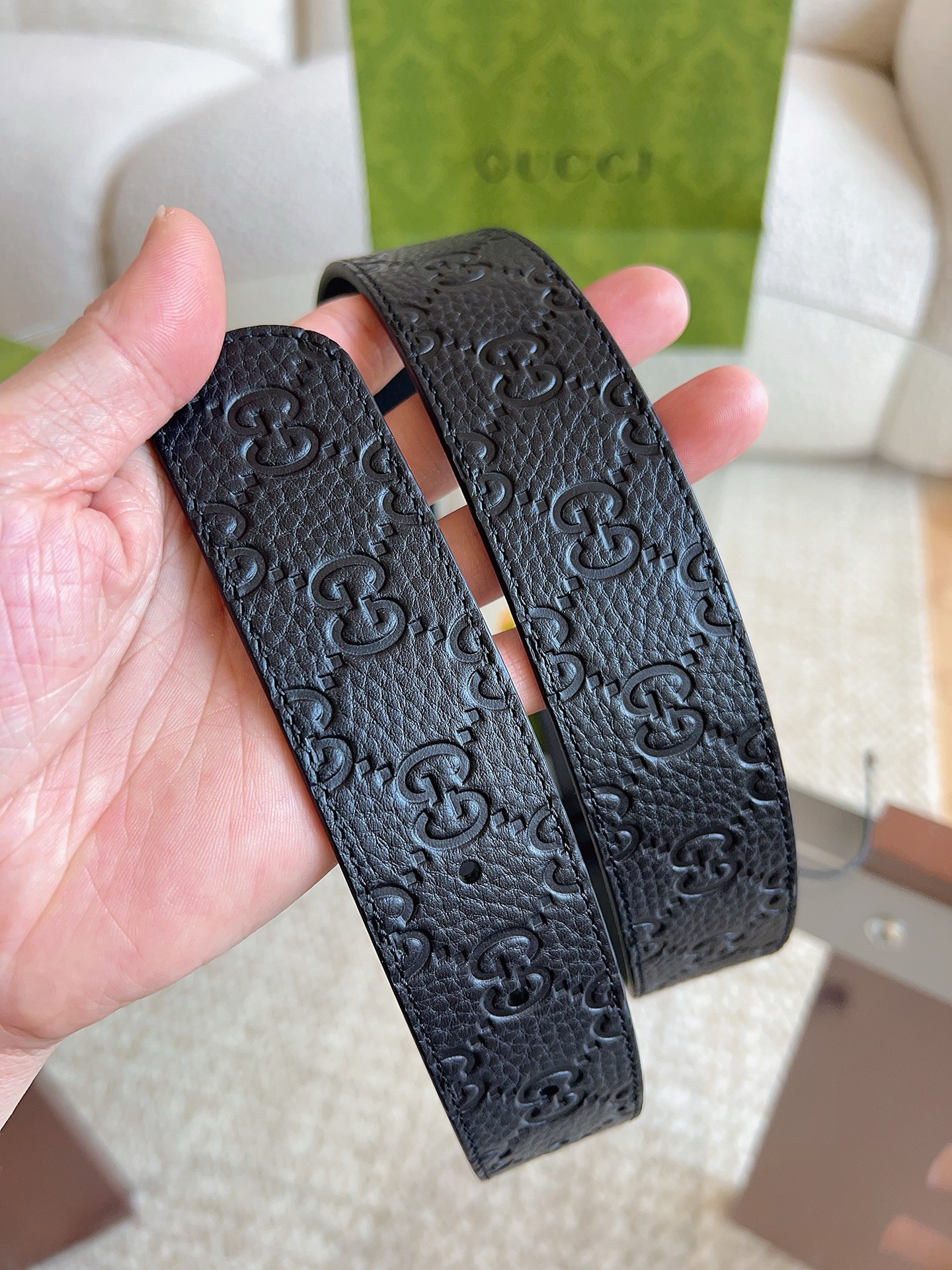 GUCCI 新款 荔枝纹经典压花腰带。配饰继续引领Gucci全新系列的潮流，以独具匠心的丰富细节和实用功