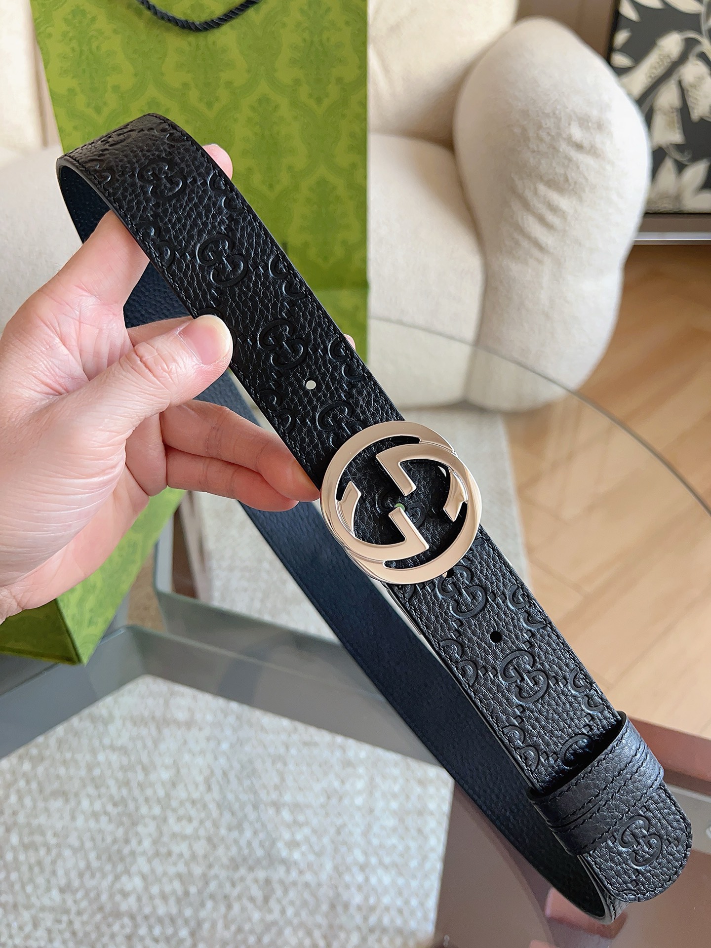 GUCCI 新款 荔枝纹经典压花腰带。配饰继续引领Gucci全新系列的潮流，以独具匠心的丰富细节和实用功