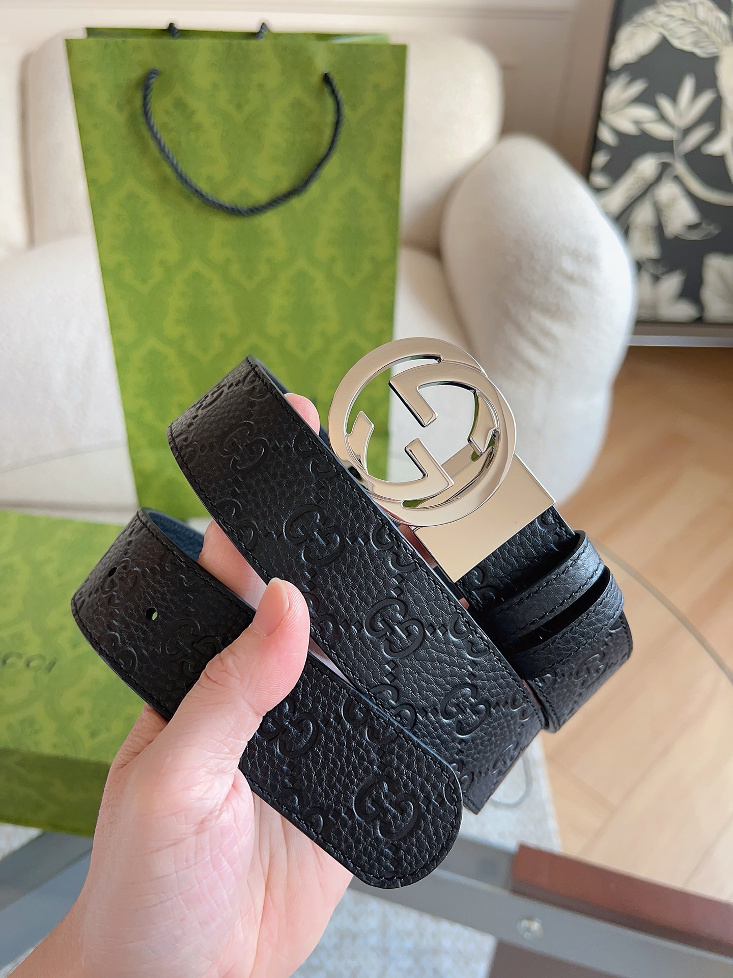 GUCCI 新款 荔枝纹经典压花腰带。配饰继续引领Gucci全新系列的潮流，以独具匠心的丰富细节和实用功