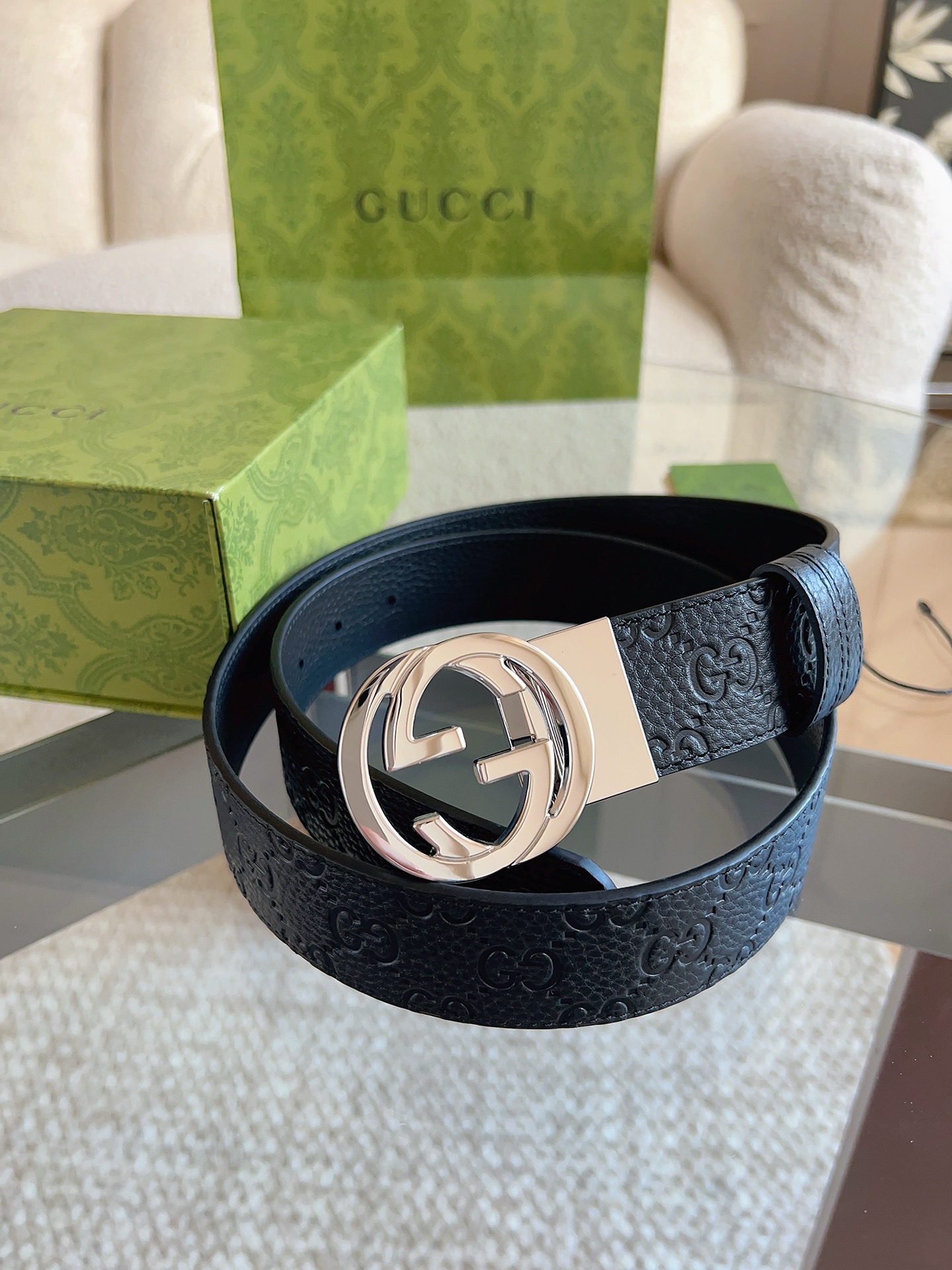 GUCCI 新款 荔枝纹经典压花腰带。配饰继续引领Gucci全新系列的潮流，以独具匠心的丰富细节和实用功