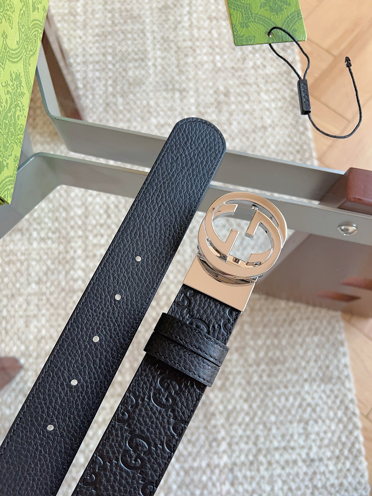 GUCCI 新款 荔枝纹经典压花腰带。配饰继续引领Gucci全新系列的潮流，以独具匠心的丰富细节和实用功