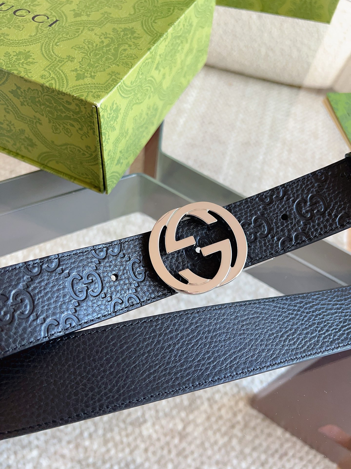 GUCCI 新款 荔枝纹经典压花腰带。配饰继续引领Gucci全新系列的潮流，以独具匠心的丰富细节和实用功