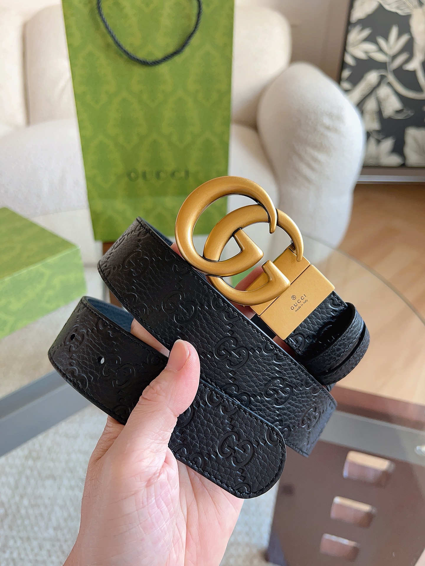 GUCCI 新款 荔枝纹经典压花腰带。配饰继续引领Gucci全新系列的潮流，以独具匠心的丰富细节和实用功