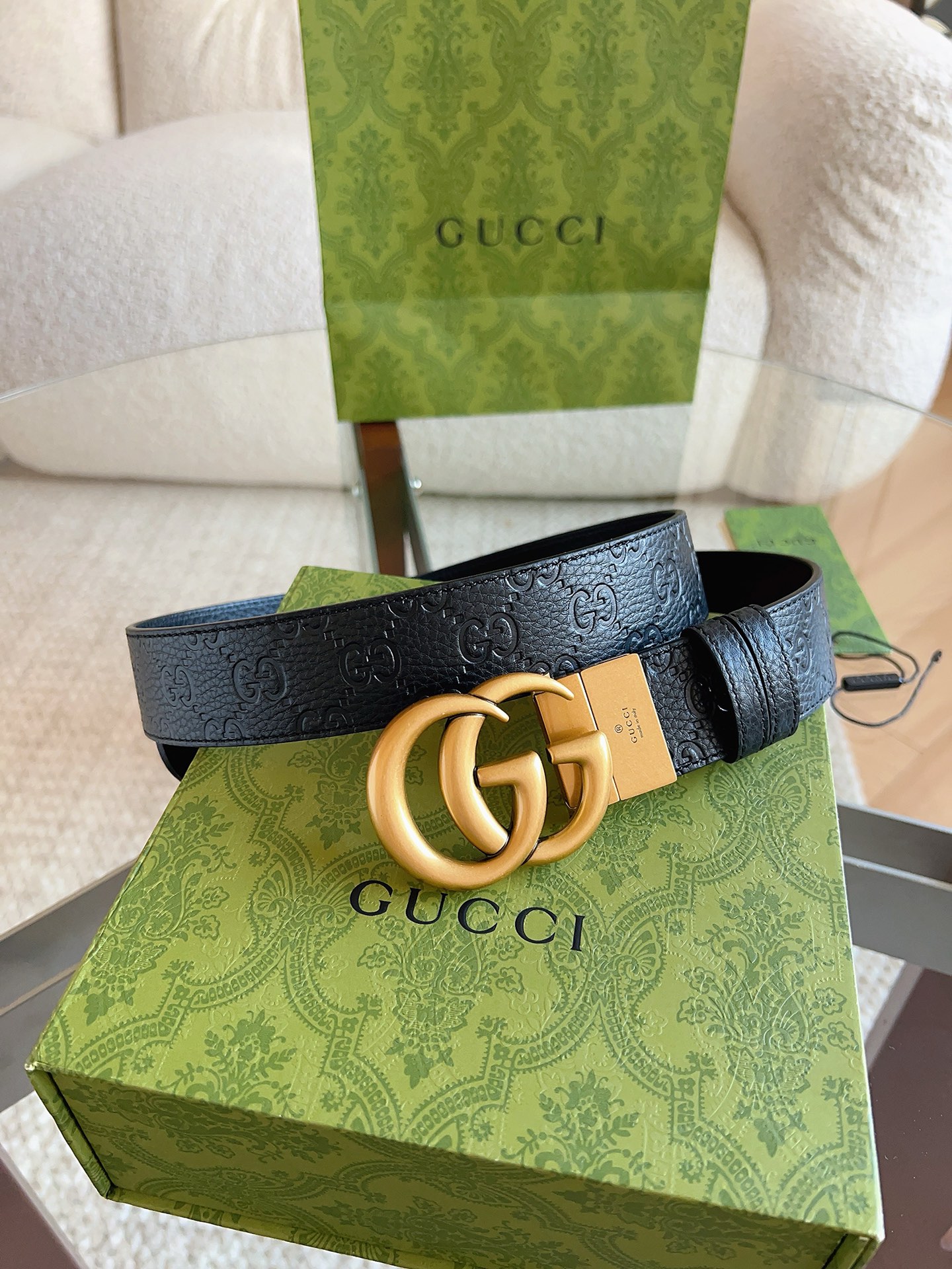 GUCCI 新款 荔枝纹经典压花腰带。配饰继续引领Gucci全新系列的潮流，以独具匠心的丰富细节和实用功