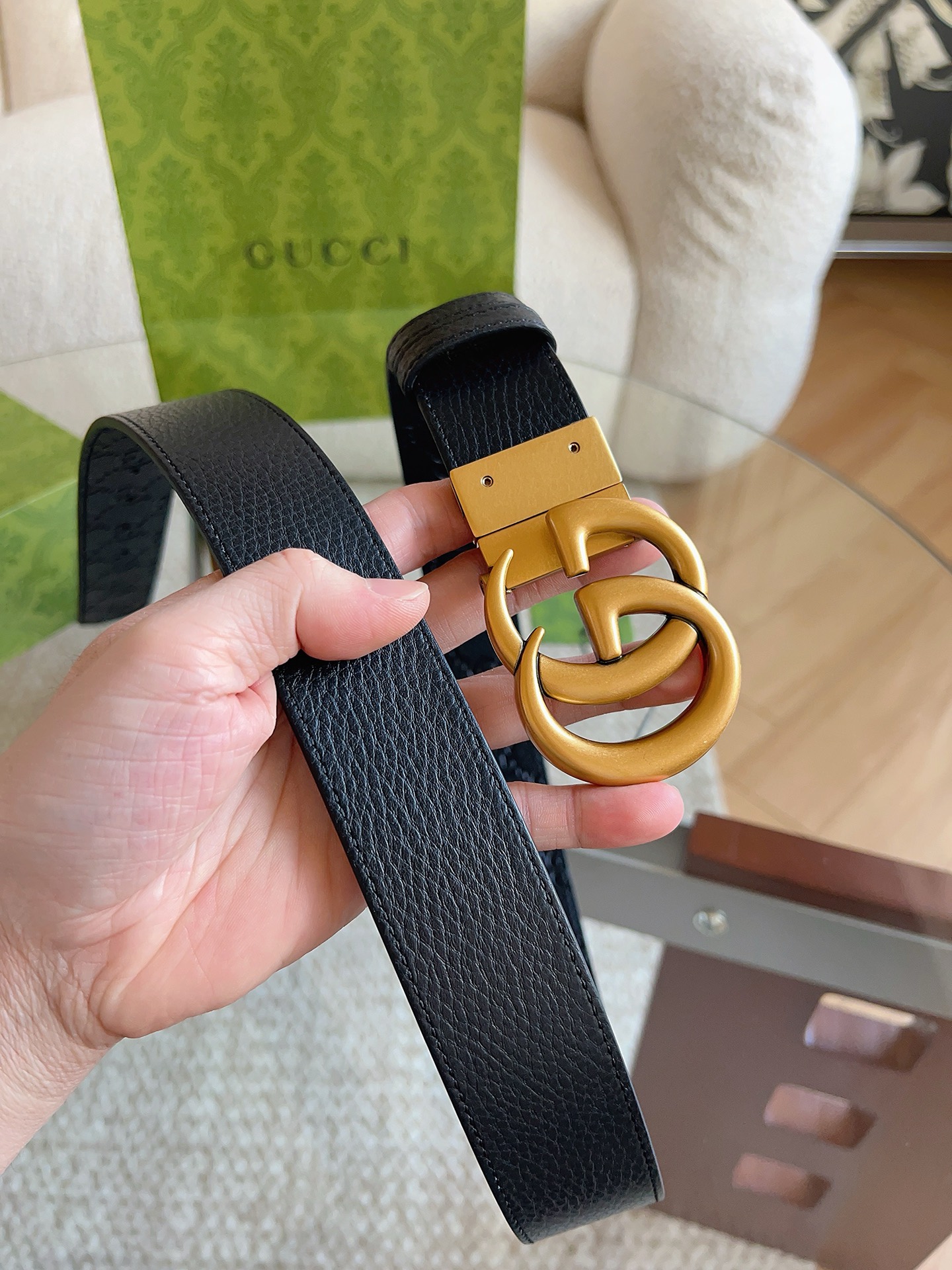 GUCCI 新款 荔枝纹经典压花腰带。配饰继续引领Gucci全新系列的潮流，以独具匠心的丰富细节和实用功