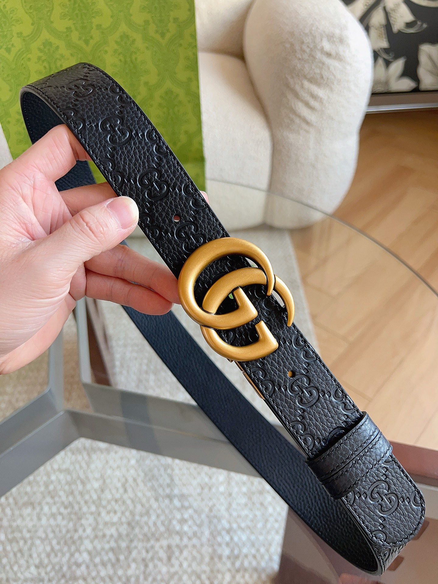 GUCCI 新款 荔枝纹经典压花腰带。配饰继续引领Gucci全新系列的潮流，以独具匠心的丰富细节和实用功