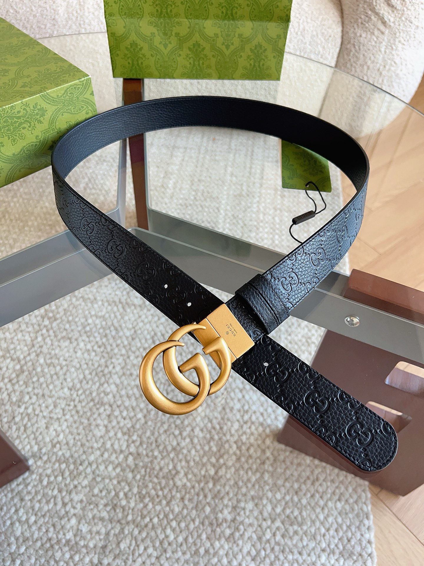 GUCCI 新款 荔枝纹经典压花腰带。配饰继续引领Gucci全新系列的潮流，以独具匠心的丰富细节和实用功