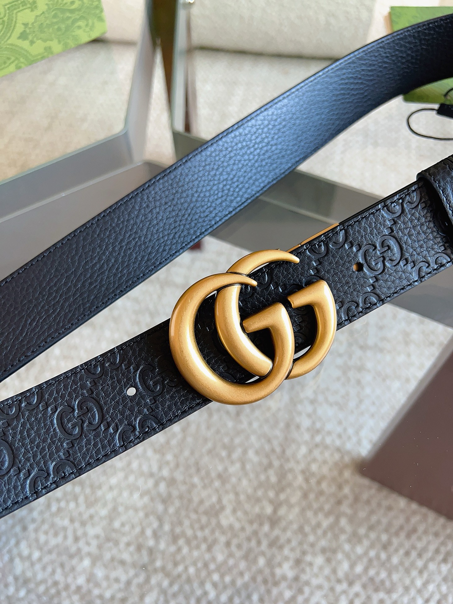 GUCCI 新款 荔枝纹经典压花腰带。配饰继续引领Gucci全新系列的潮流，以独具匠心的丰富细节和实用功