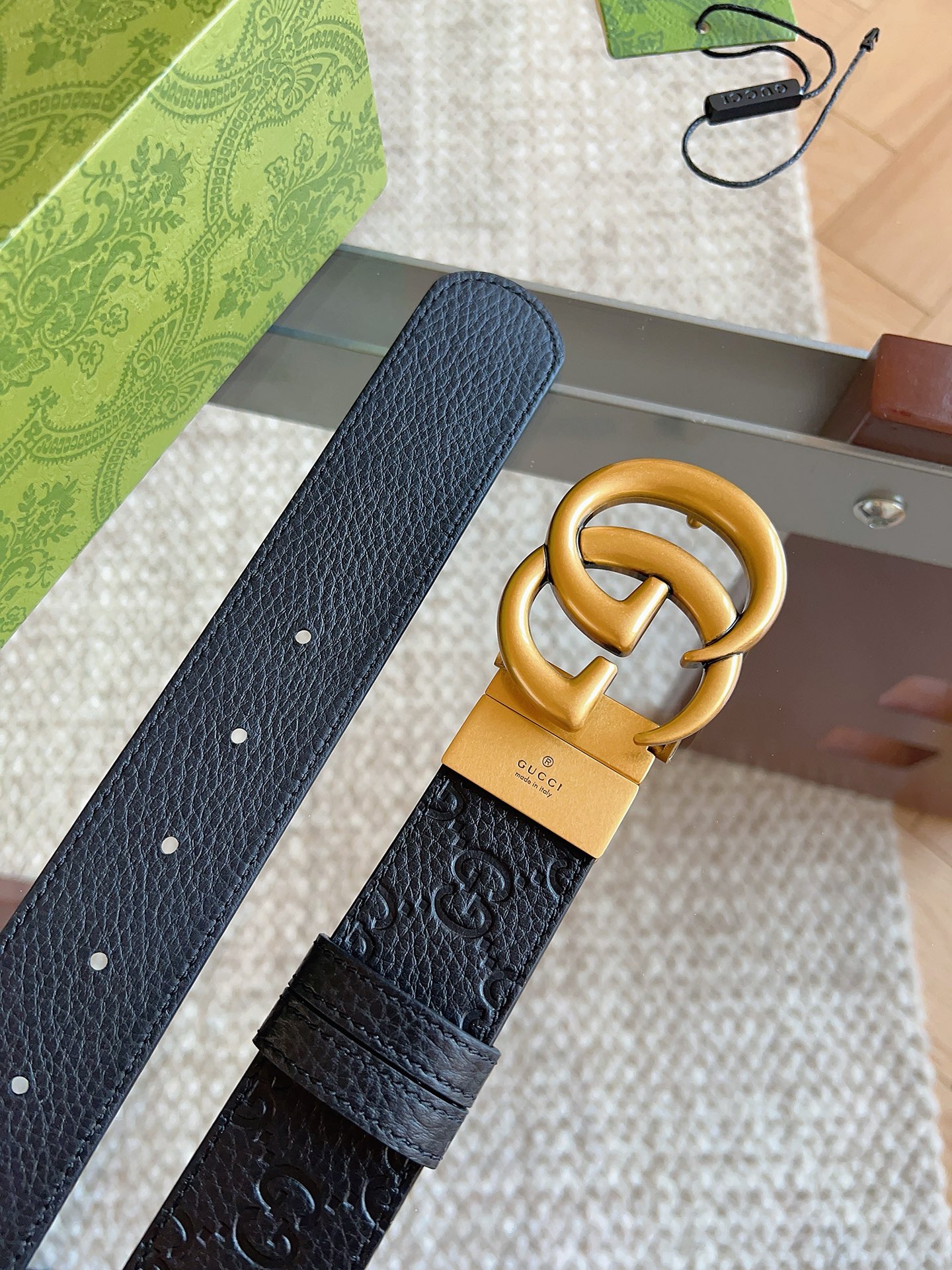 GUCCI 新款 荔枝纹经典压花腰带。配饰继续引领Gucci全新系列的潮流，以独具匠心的丰富细节和实用功