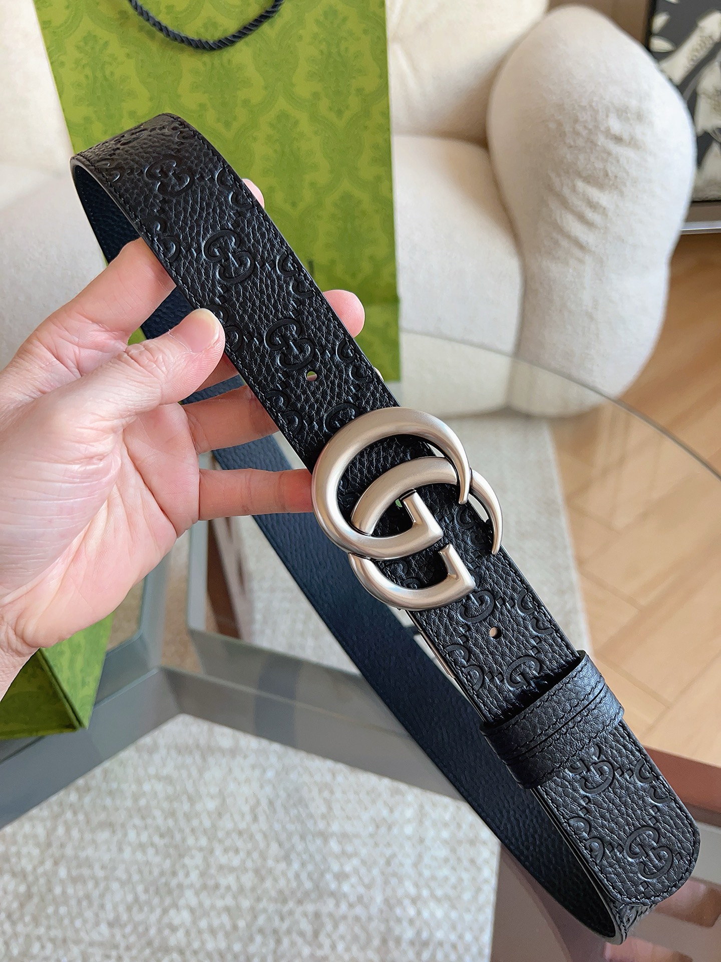 GUCCI 新款 荔枝纹经典压花腰带。配饰继续引领Gucci全新系列的潮流，以独具匠心的丰富细节和实用功