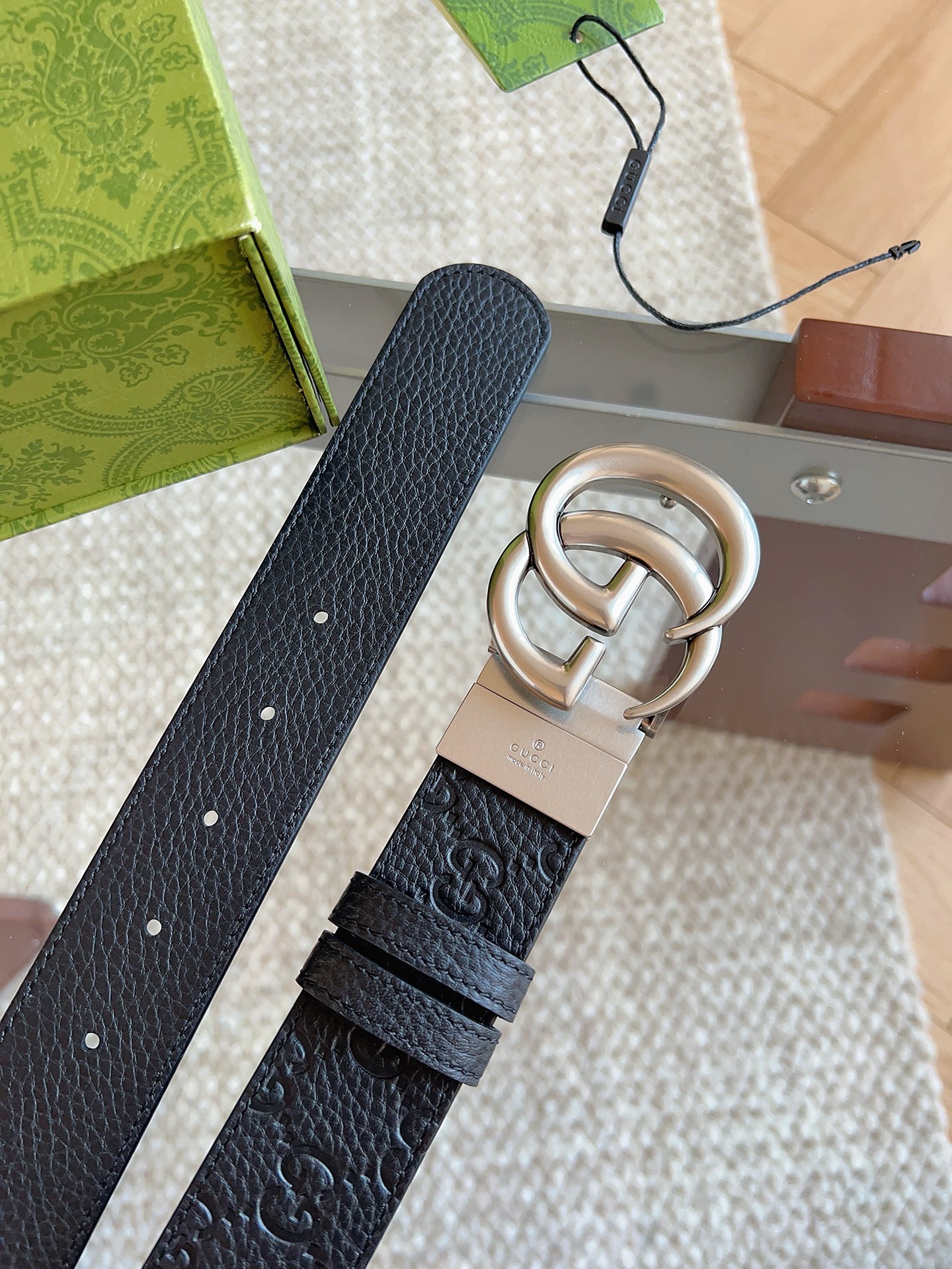 GUCCI 新款 荔枝纹经典压花腰带。配饰继续引领Gucci全新系列的潮流，以独具匠心的丰富细节和实用功