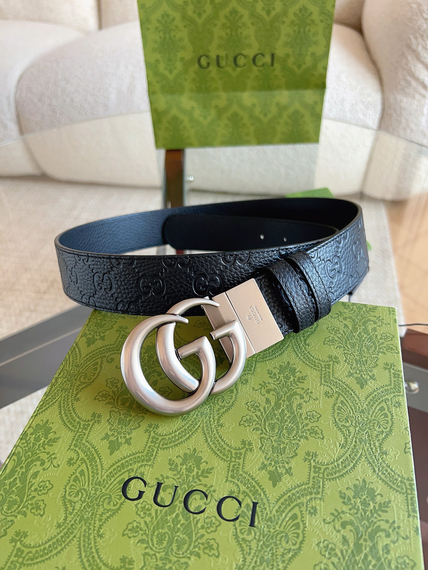 GUCCI 新款 荔枝纹经典压花腰带。配饰继续引领Gucci全新系列的潮流，以独具匠心的丰富细节和实用功