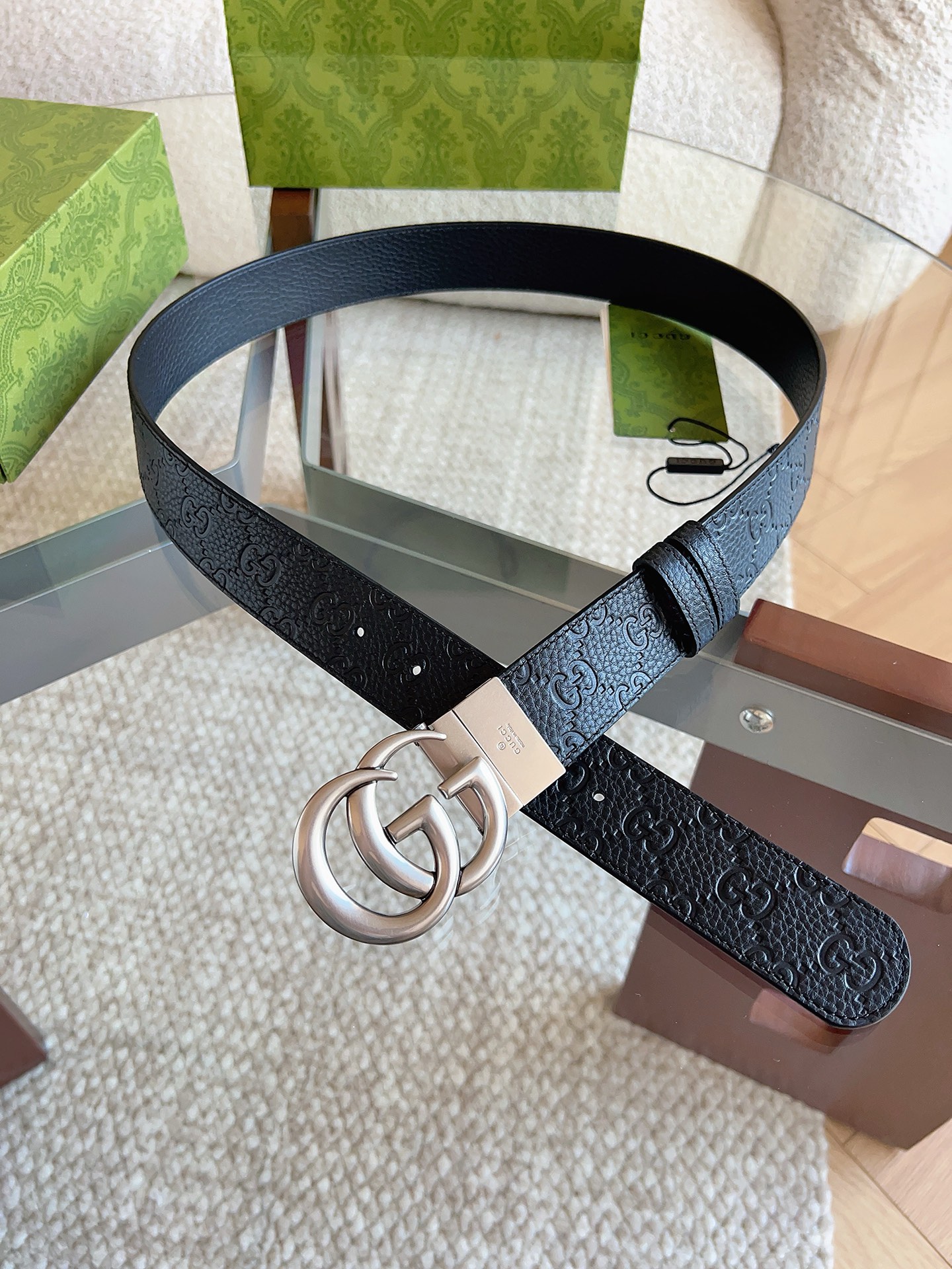 GUCCI 新款 荔枝纹经典压花腰带。配饰继续引领Gucci全新系列的潮流，以独具匠心的丰富细节和实用功