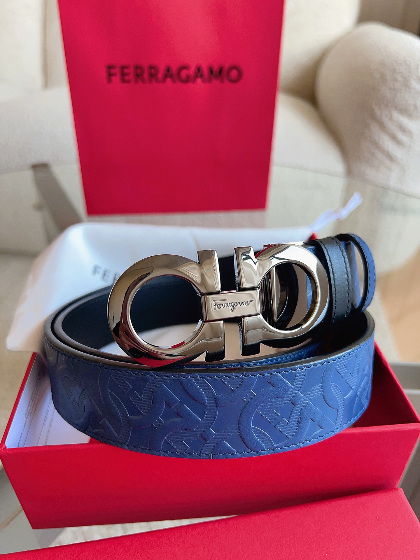 菲拉格慕（2026早春款），皮带选用经特别工艺处理的头层牛皮制成，突显天然粒纹，采用摩登优雅色调焕新演绎