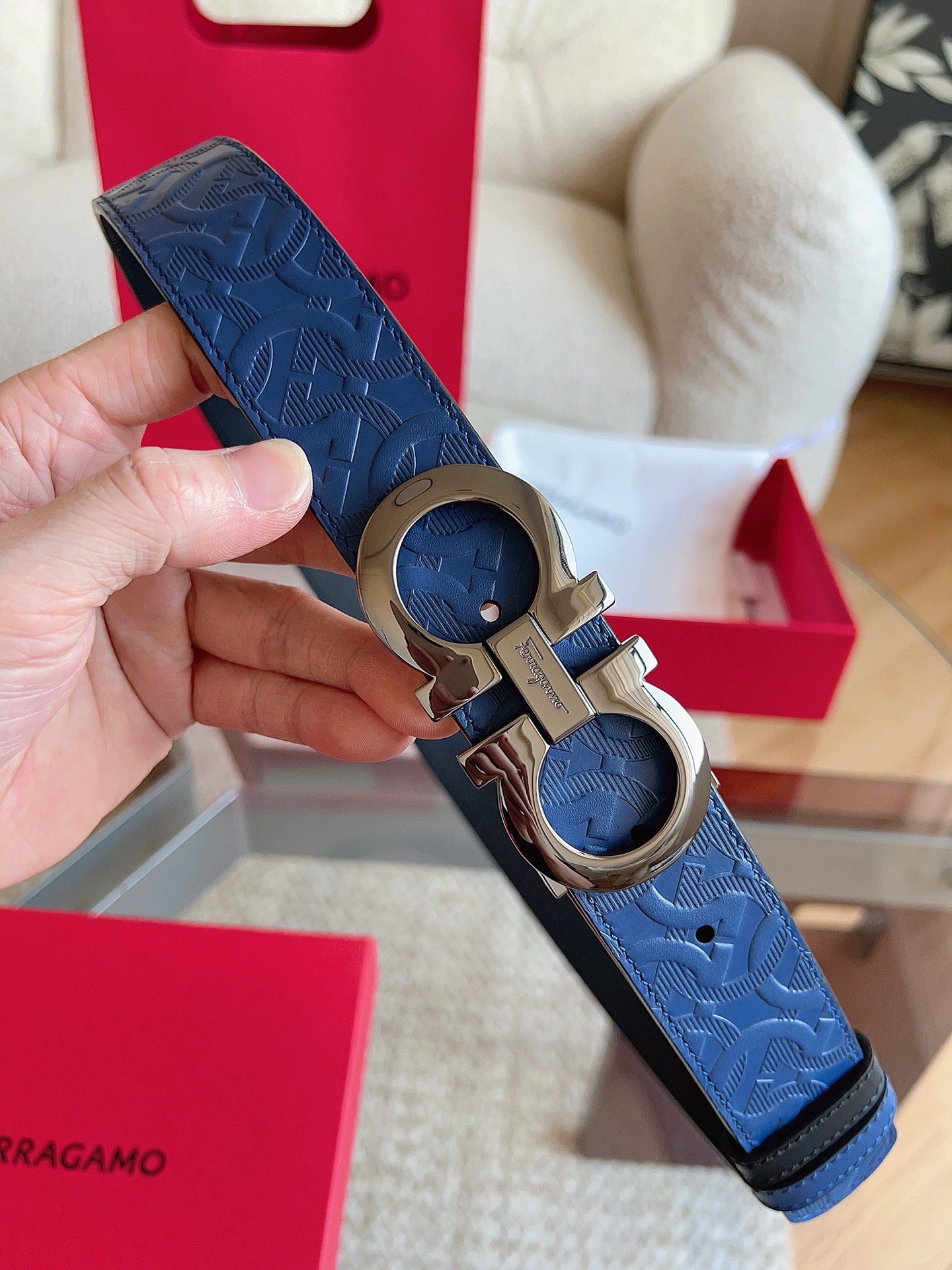 菲拉格慕（2026早春款），皮带选用经特别工艺处理的头层牛皮制成，突显天然粒纹，采用摩登优雅色调焕新演绎