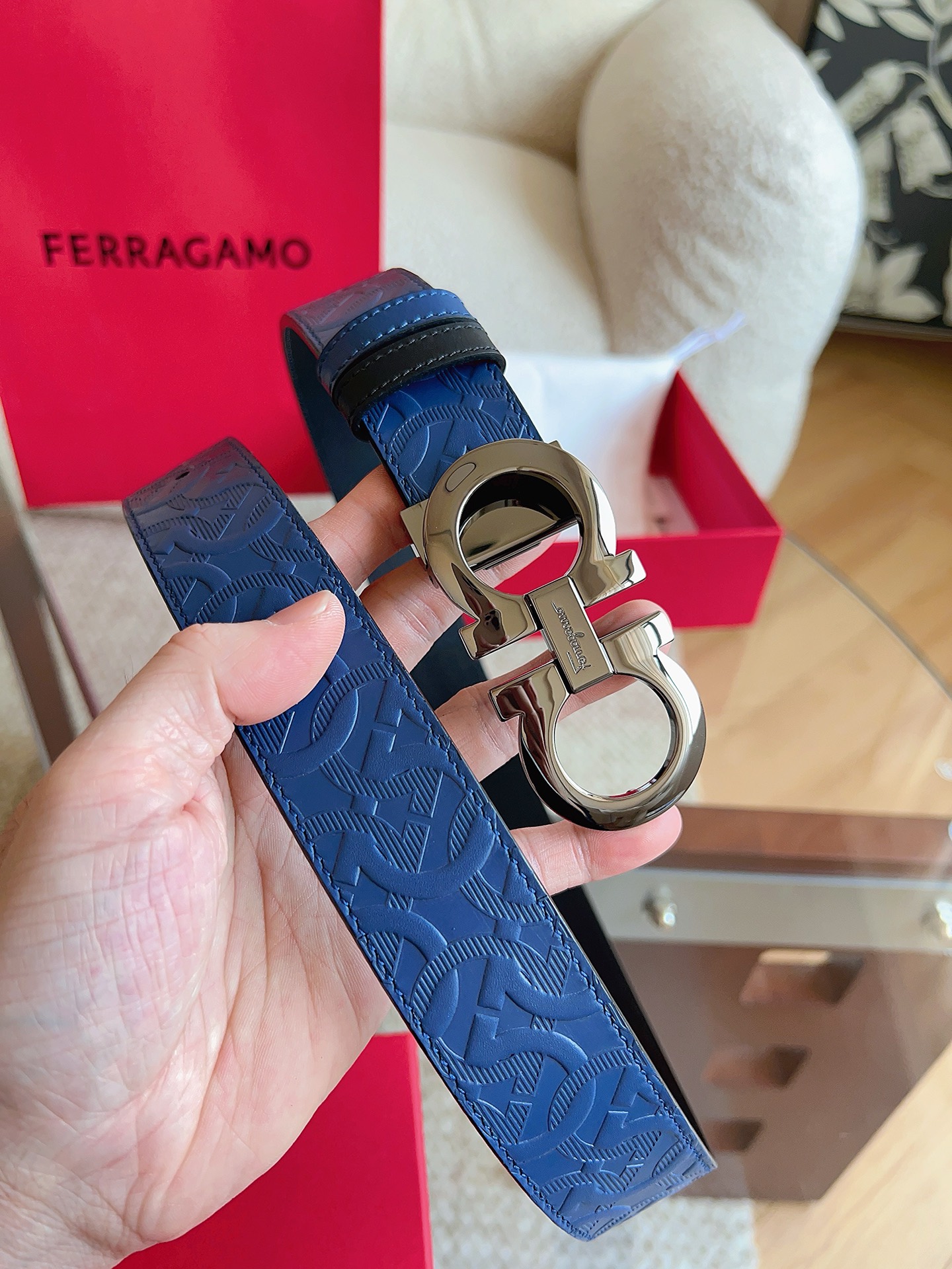 菲拉格慕（2026早春款），皮带选用经特别工艺处理的头层牛皮制成，突显天然粒纹，采用摩登优雅色调焕新演绎