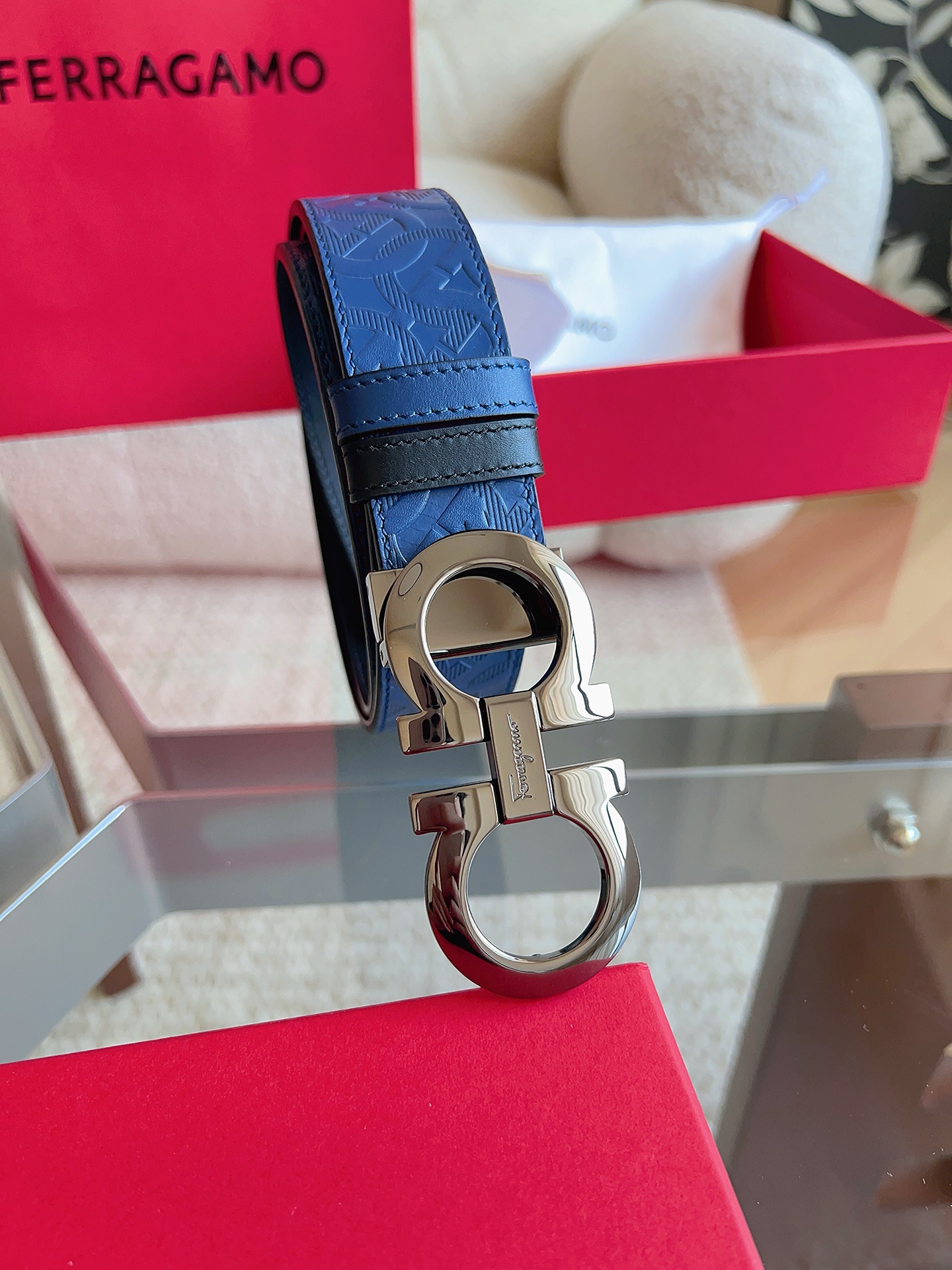 菲拉格慕（2026早春款），皮带选用经特别工艺处理的头层牛皮制成，突显天然粒纹，采用摩登优雅色调焕新演绎