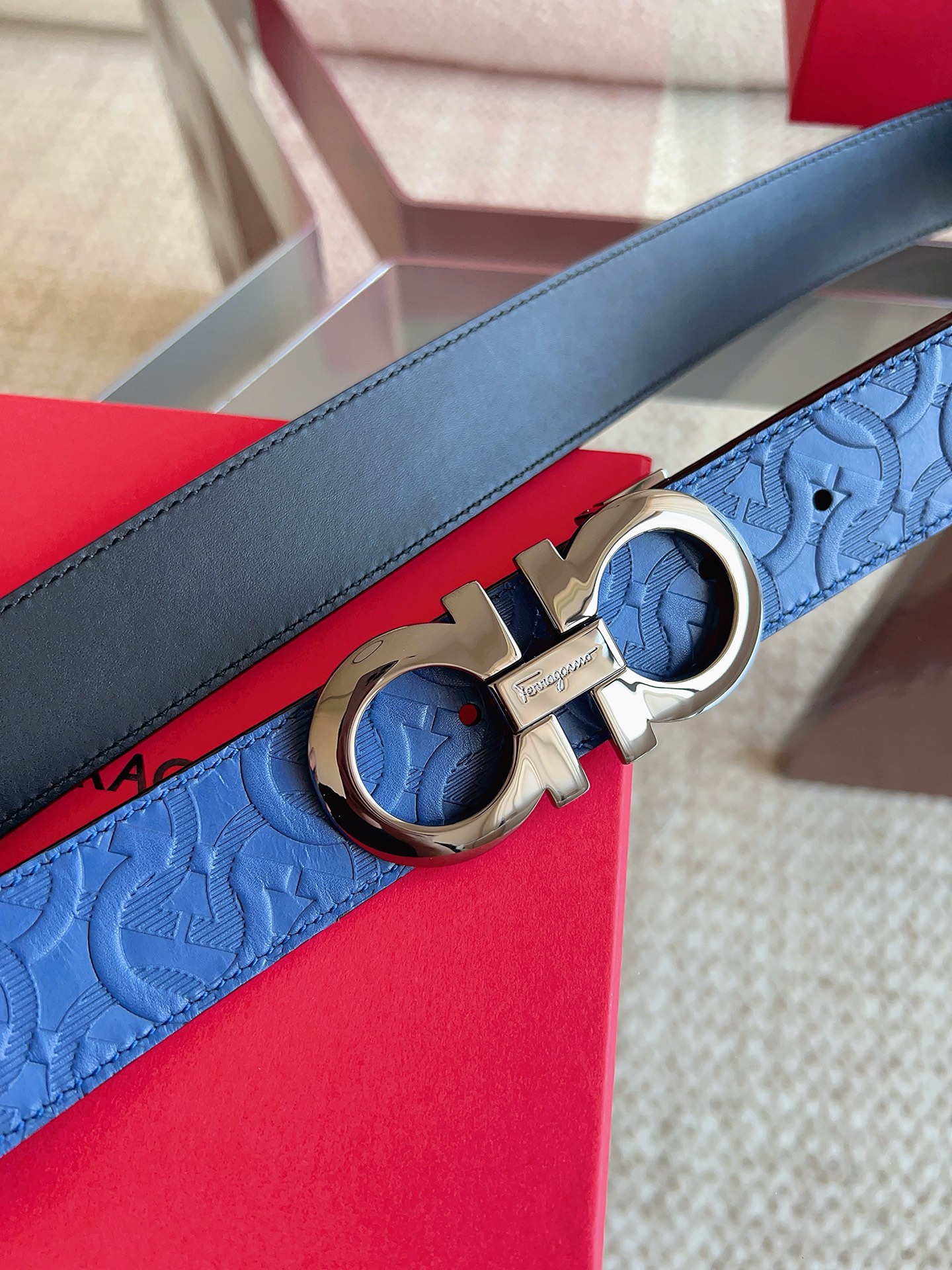 菲拉格慕（2026早春款），皮带选用经特别工艺处理的头层牛皮制成，突显天然粒纹，采用摩登优雅色调焕新演绎