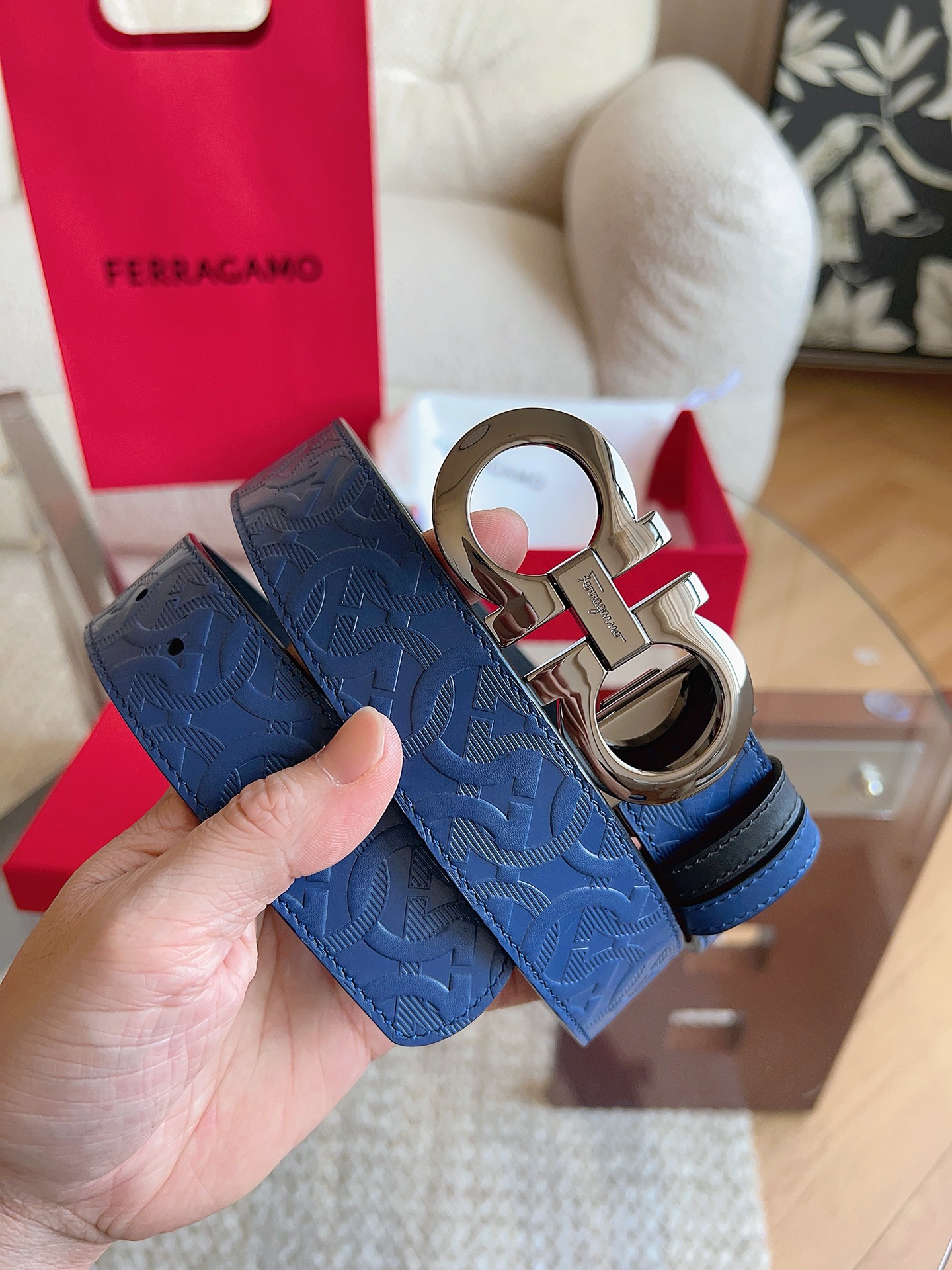 菲拉格慕（2026早春款），皮带选用经特别工艺处理的头层牛皮制成，突显天然粒纹，采用摩登优雅色调焕新演绎