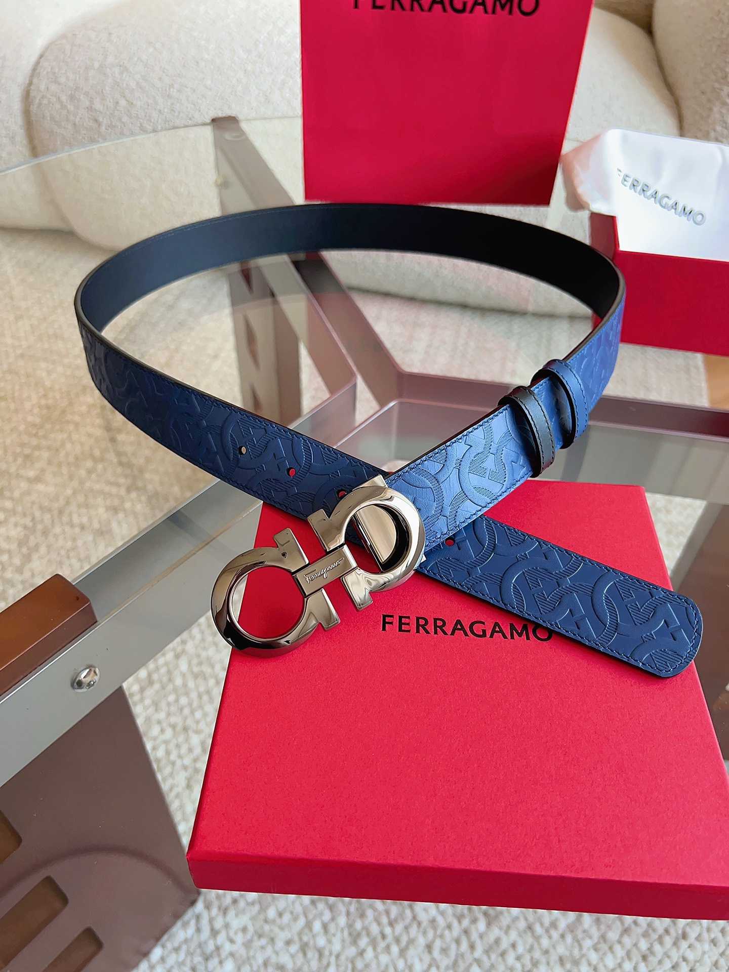 菲拉格慕（2026早春款），皮带选用经特别工艺处理的头层牛皮制成，突显天然粒纹，采用摩登优雅色调焕新演绎