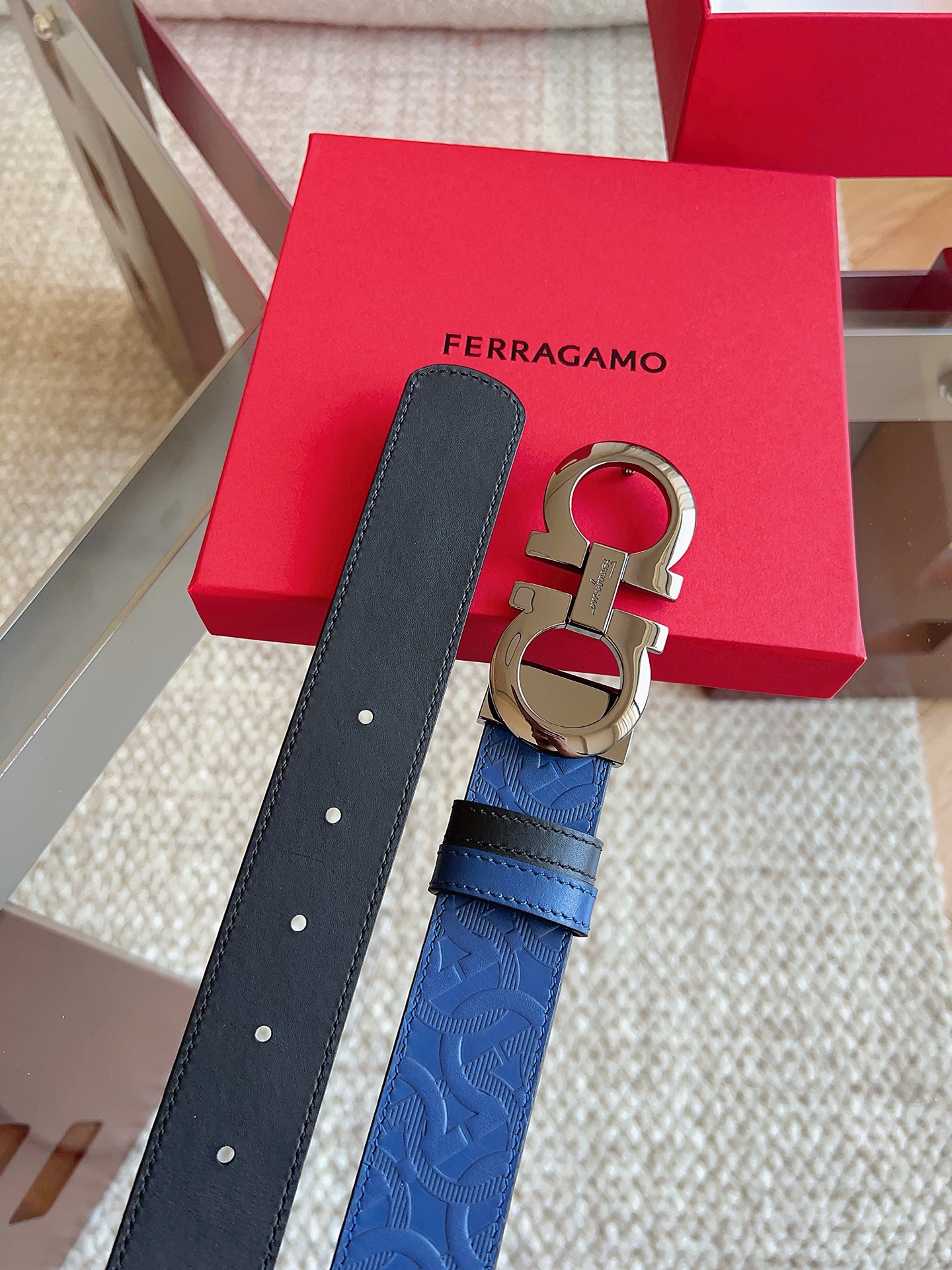 菲拉格慕（2026早春款），皮带选用经特别工艺处理的头层牛皮制成，突显天然粒纹，采用摩登优雅色调焕新演绎