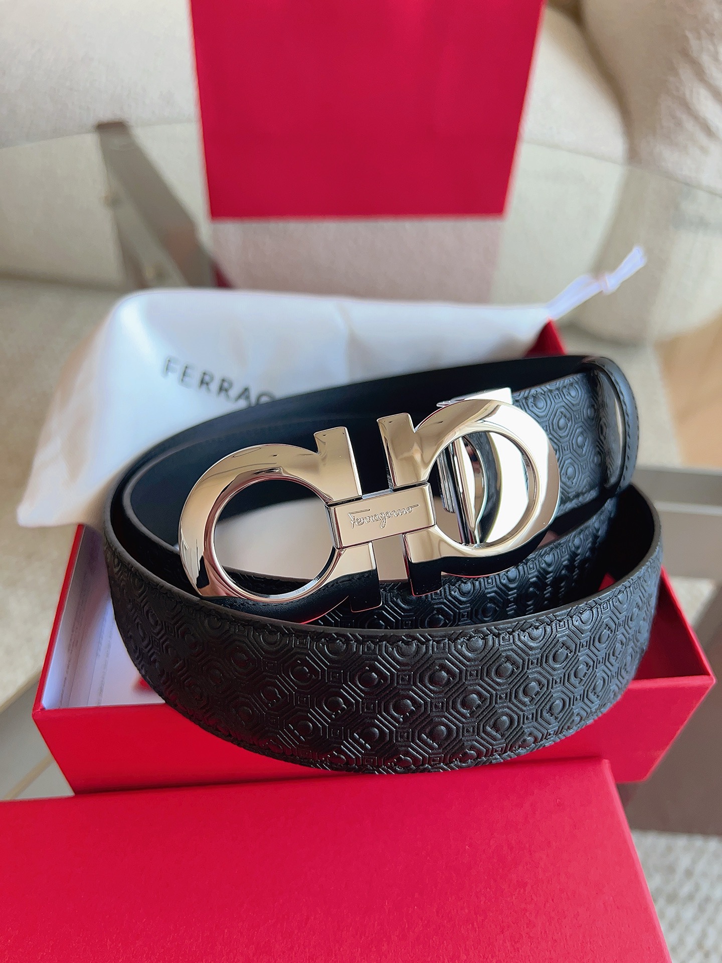 菲拉格慕（2026早春款），皮带选用经特别工艺处理的头层牛皮制成，突显天然粒纹，采用摩登优雅色调焕新演绎