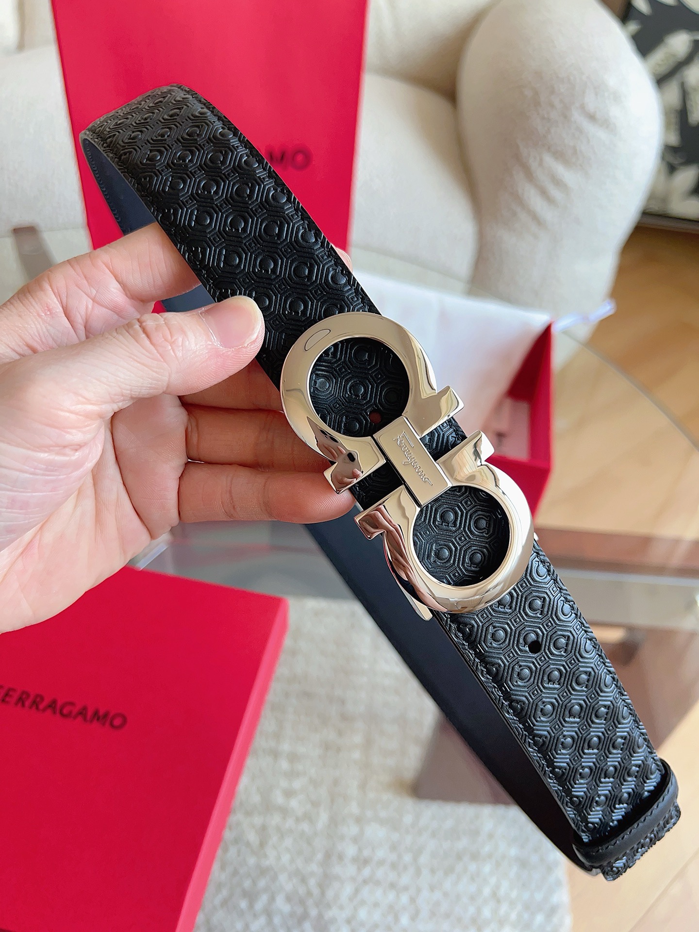 菲拉格慕（2026早春款），皮带选用经特别工艺处理的头层牛皮制成，突显天然粒纹，采用摩登优雅色调焕新演绎