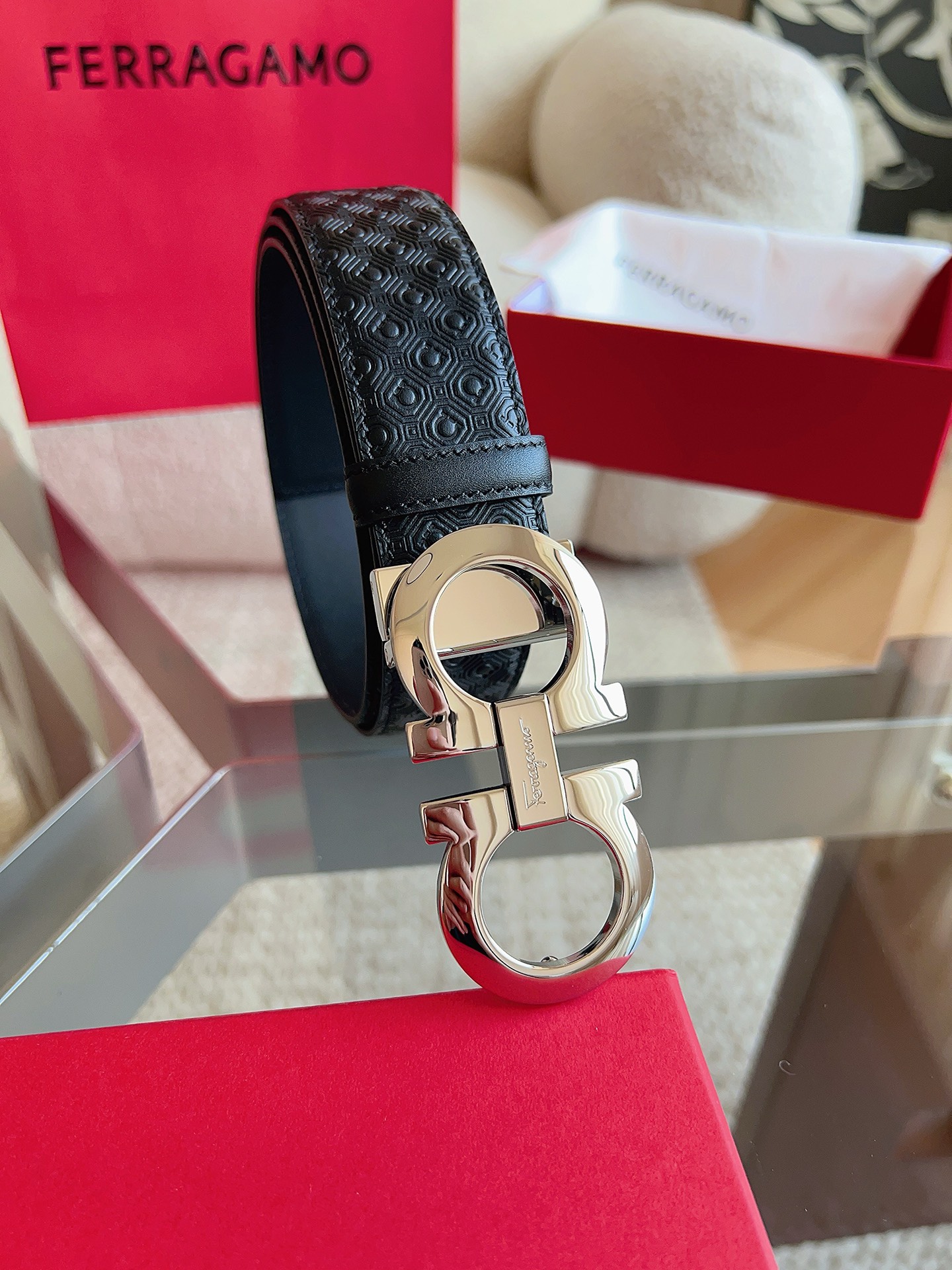 菲拉格慕（2026早春款），皮带选用经特别工艺处理的头层牛皮制成，突显天然粒纹，采用摩登优雅色调焕新演绎