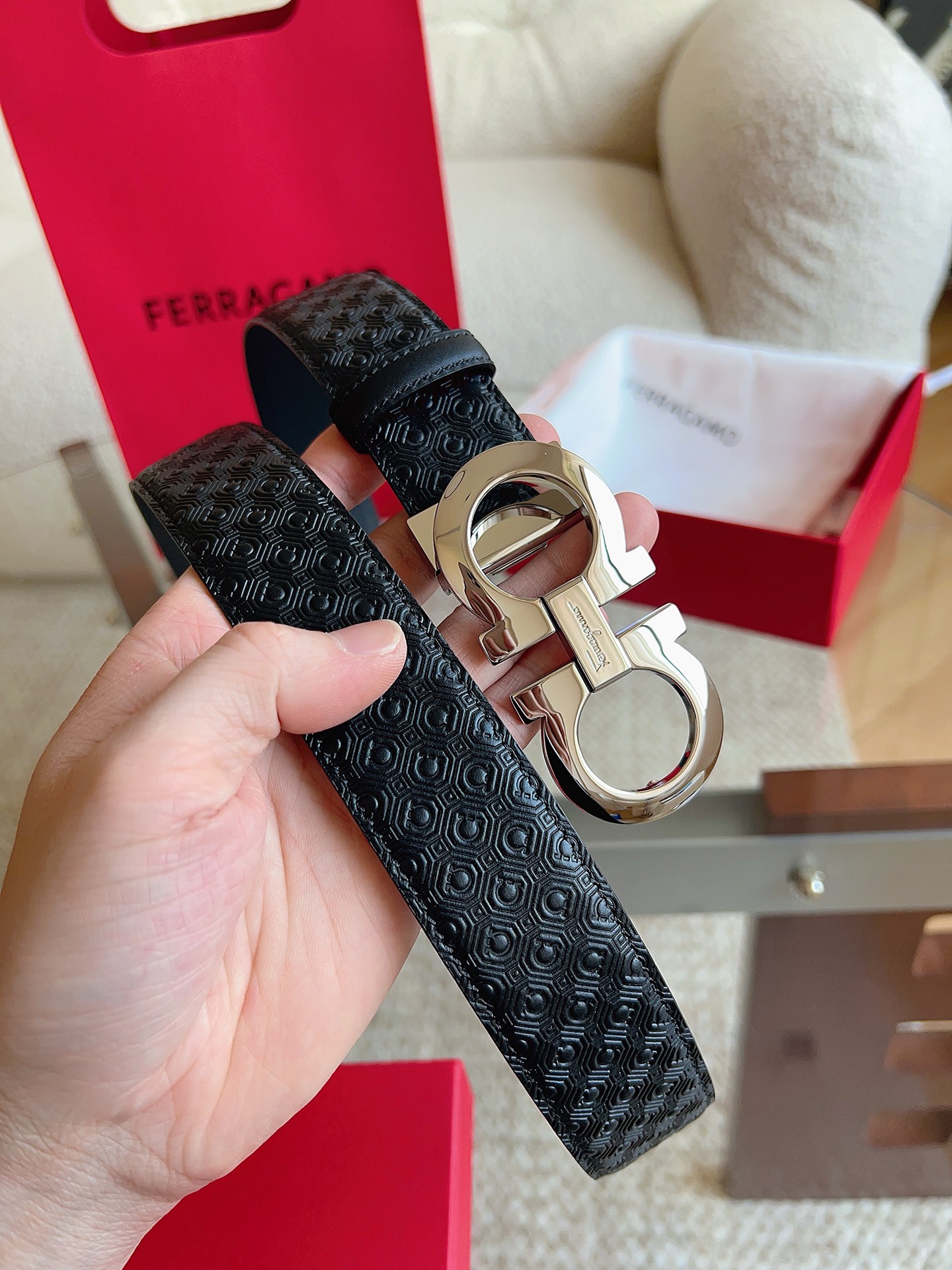 菲拉格慕（2026早春款），皮带选用经特别工艺处理的头层牛皮制成，突显天然粒纹，采用摩登优雅色调焕新演绎