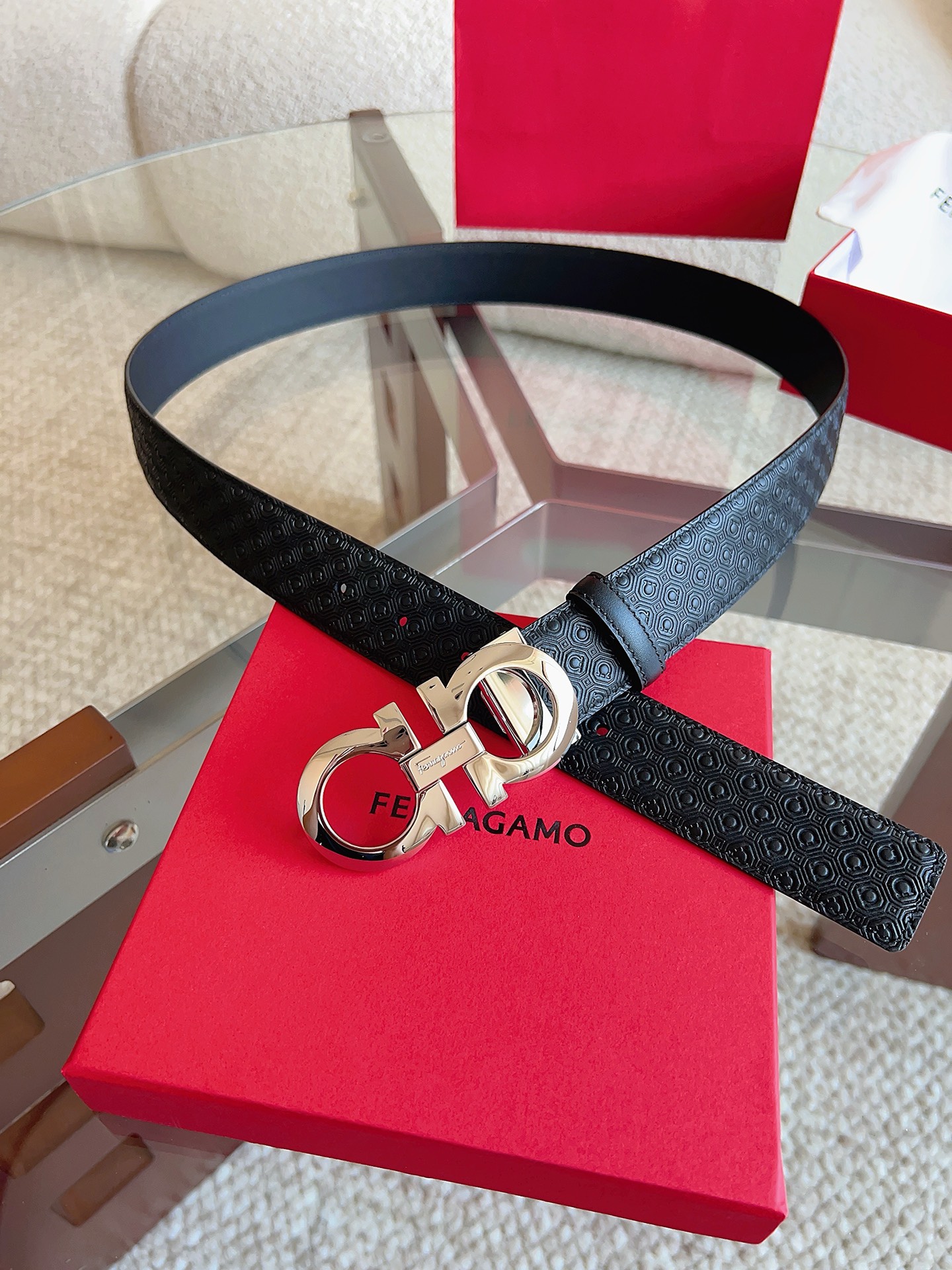 菲拉格慕（2026早春款），皮带选用经特别工艺处理的头层牛皮制成，突显天然粒纹，采用摩登优雅色调焕新演绎