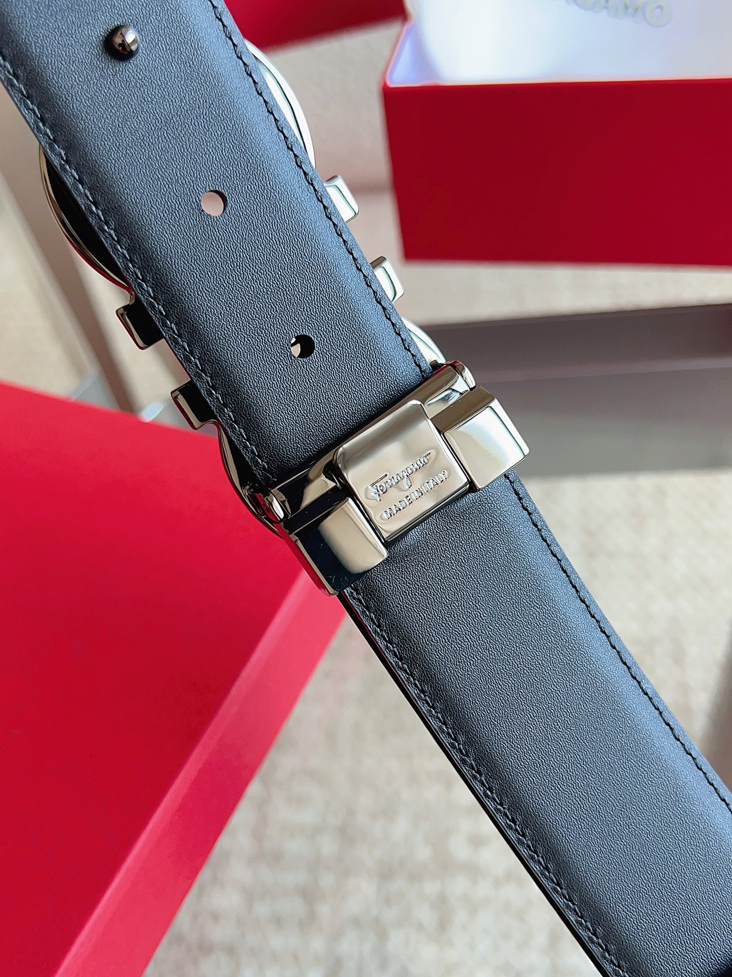 菲拉格慕（2026早春款），皮带选用经特别工艺处理的头层牛皮制成，突显天然粒纹，采用摩登优雅色调焕新演绎