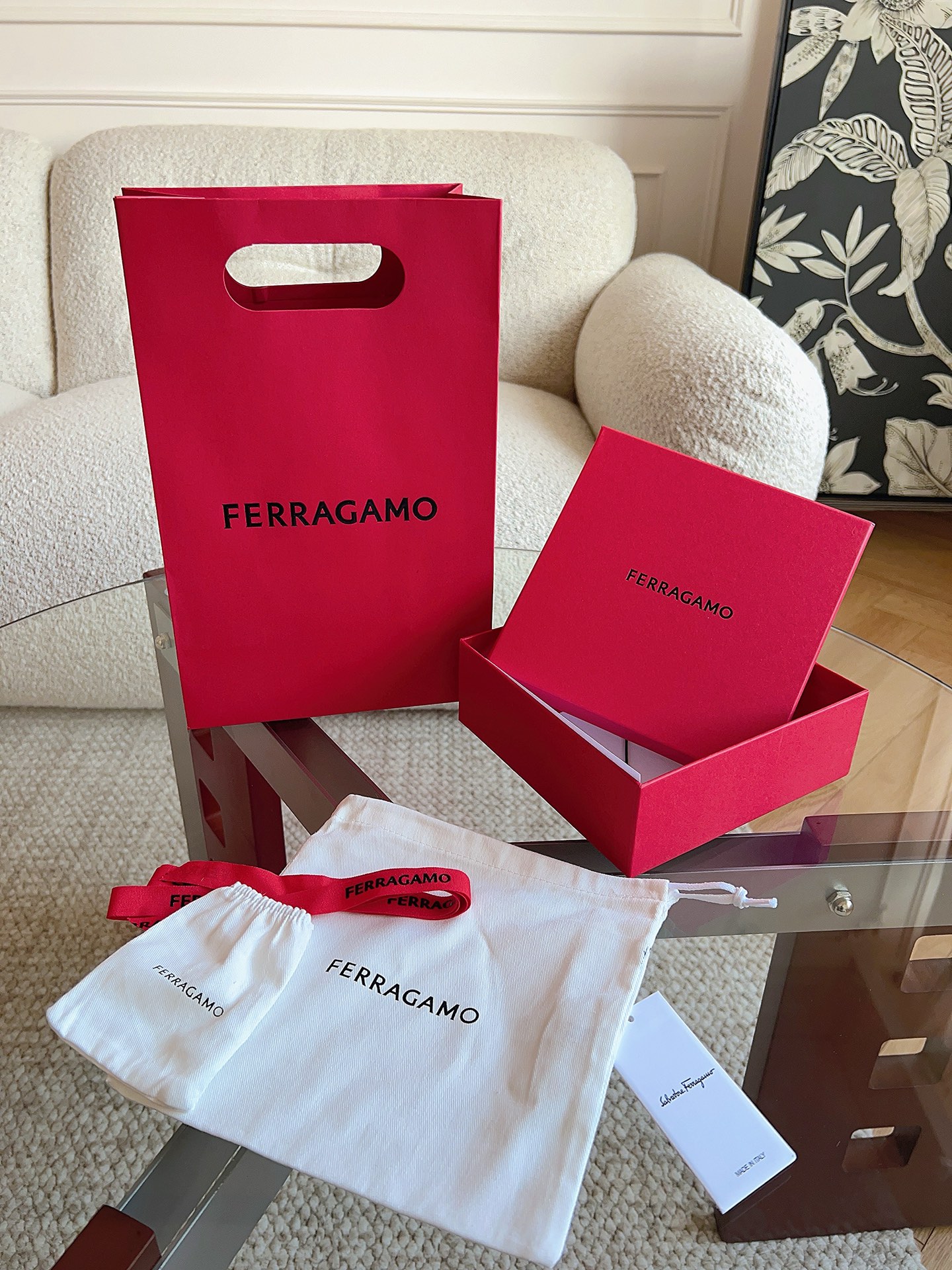 菲拉格慕（2026早春款），皮带选用经特别工艺处理的头层牛皮制成，突显天然粒纹，采用摩登优雅色调焕新演绎