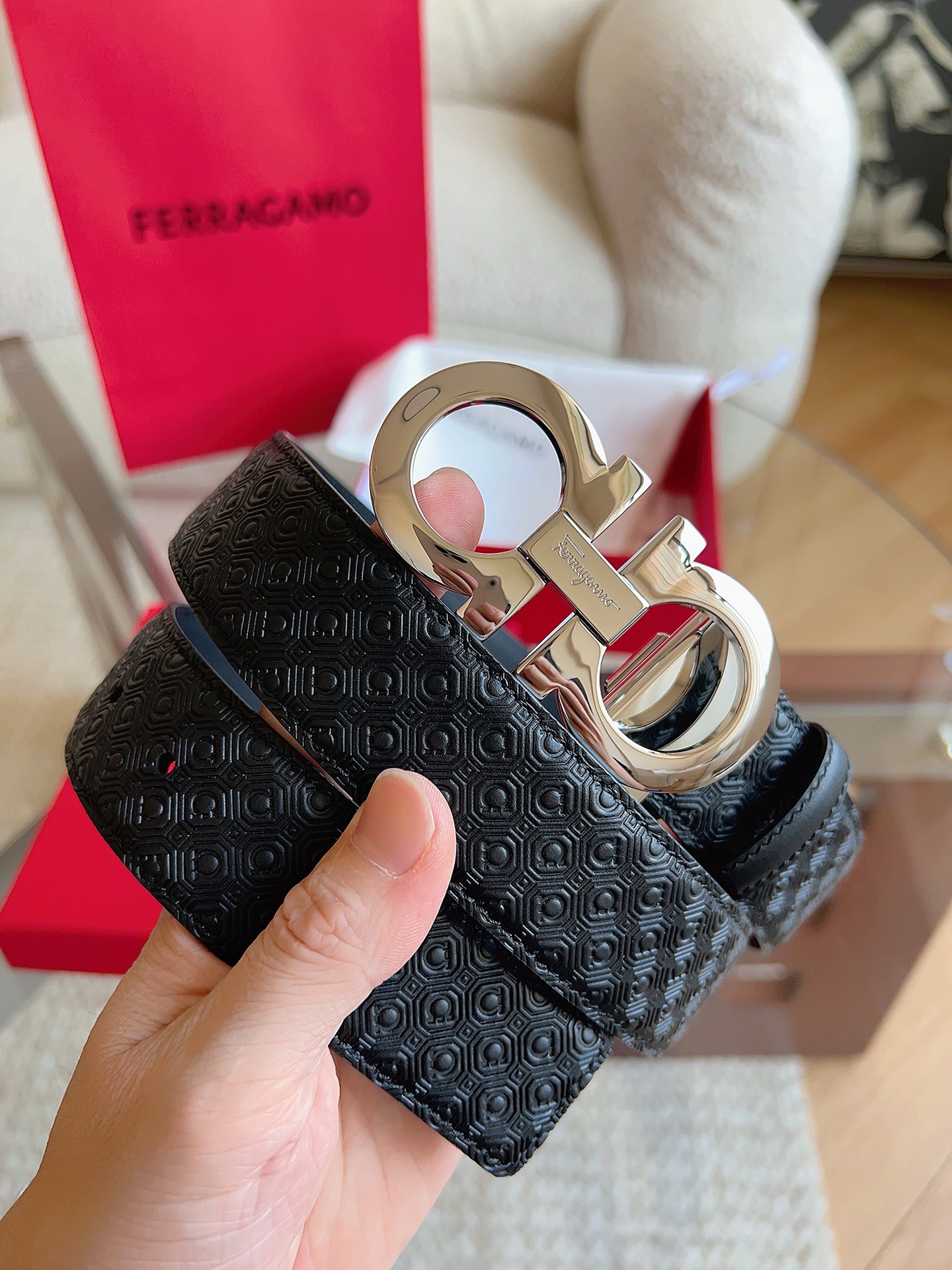 菲拉格慕（2026早春款），皮带选用经特别工艺处理的头层牛皮制成，突显天然粒纹，采用摩登优雅色调焕新演绎