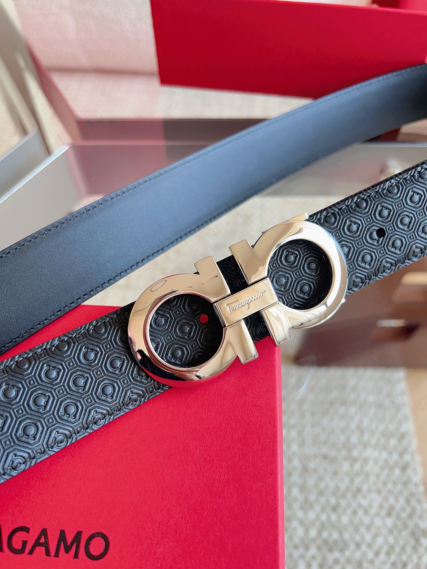 菲拉格慕（2026早春款），皮带选用经特别工艺处理的头层牛皮制成，突显天然粒纹，采用摩登优雅色调焕新演绎