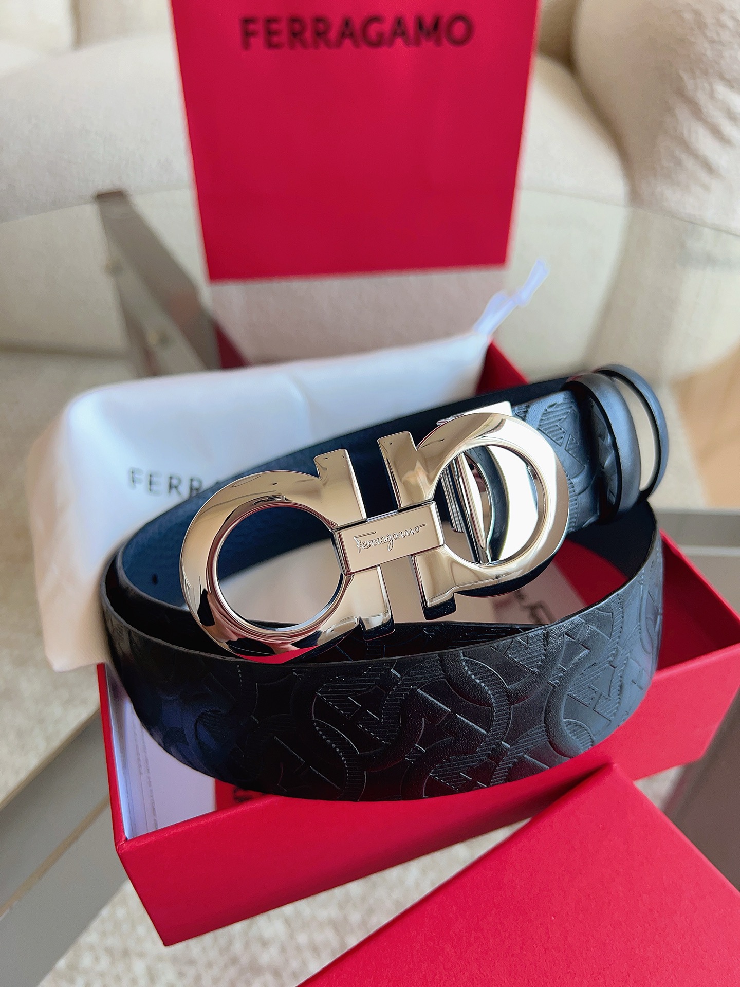 菲拉格慕（2026早春款），皮带选用经特别工艺处理的头层牛皮制成，突显天然粒纹，采用摩登优雅色调焕新演绎